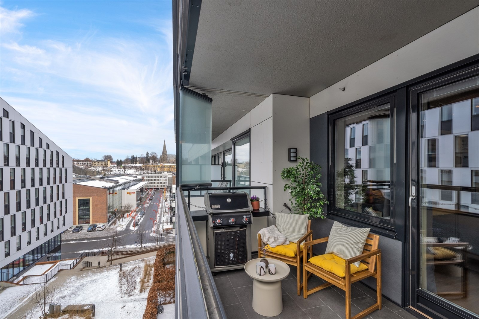 Delvis innglasset balkong med sitteplass og fin utsikt. Galleribilde