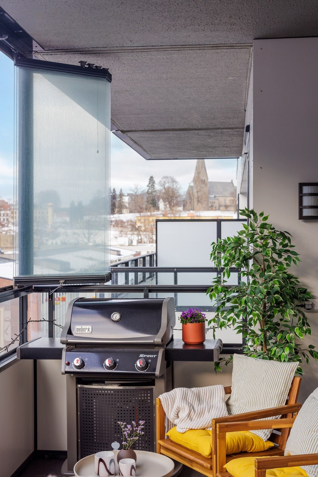 Balkongkrok - lun og skjermet med plass til sittegruppe. Galleribilde