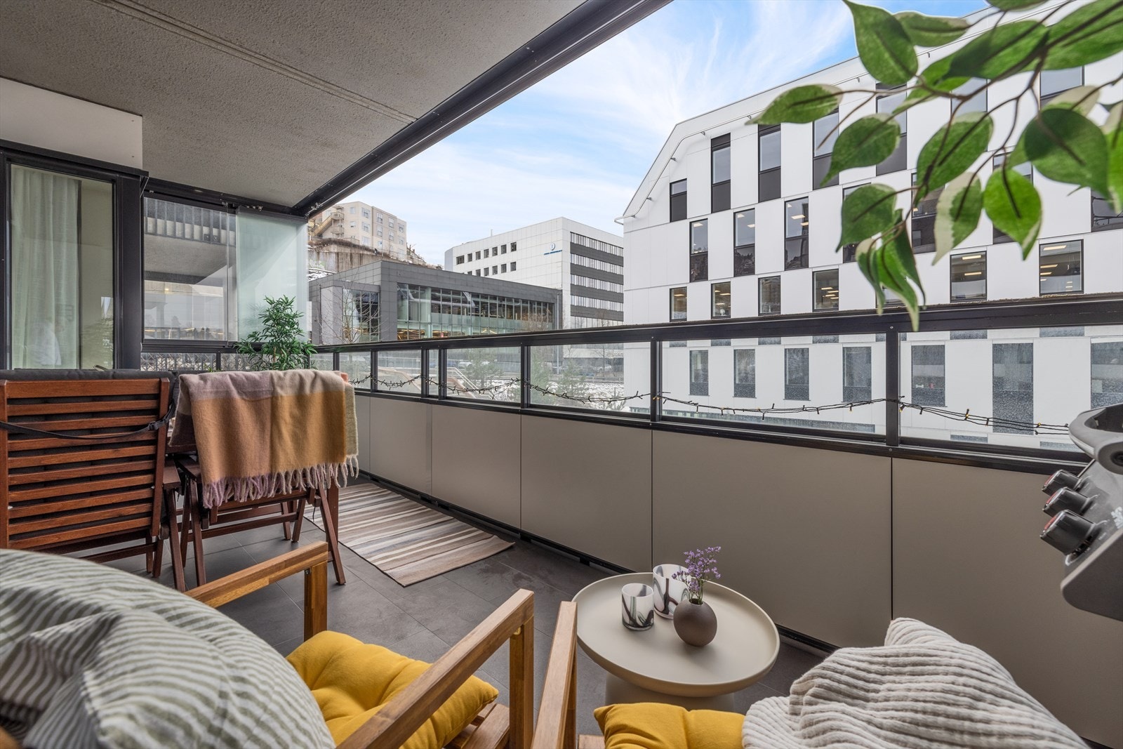 Balkong - lune soner med beplantning og plass til kaffekoppen. Galleribilde