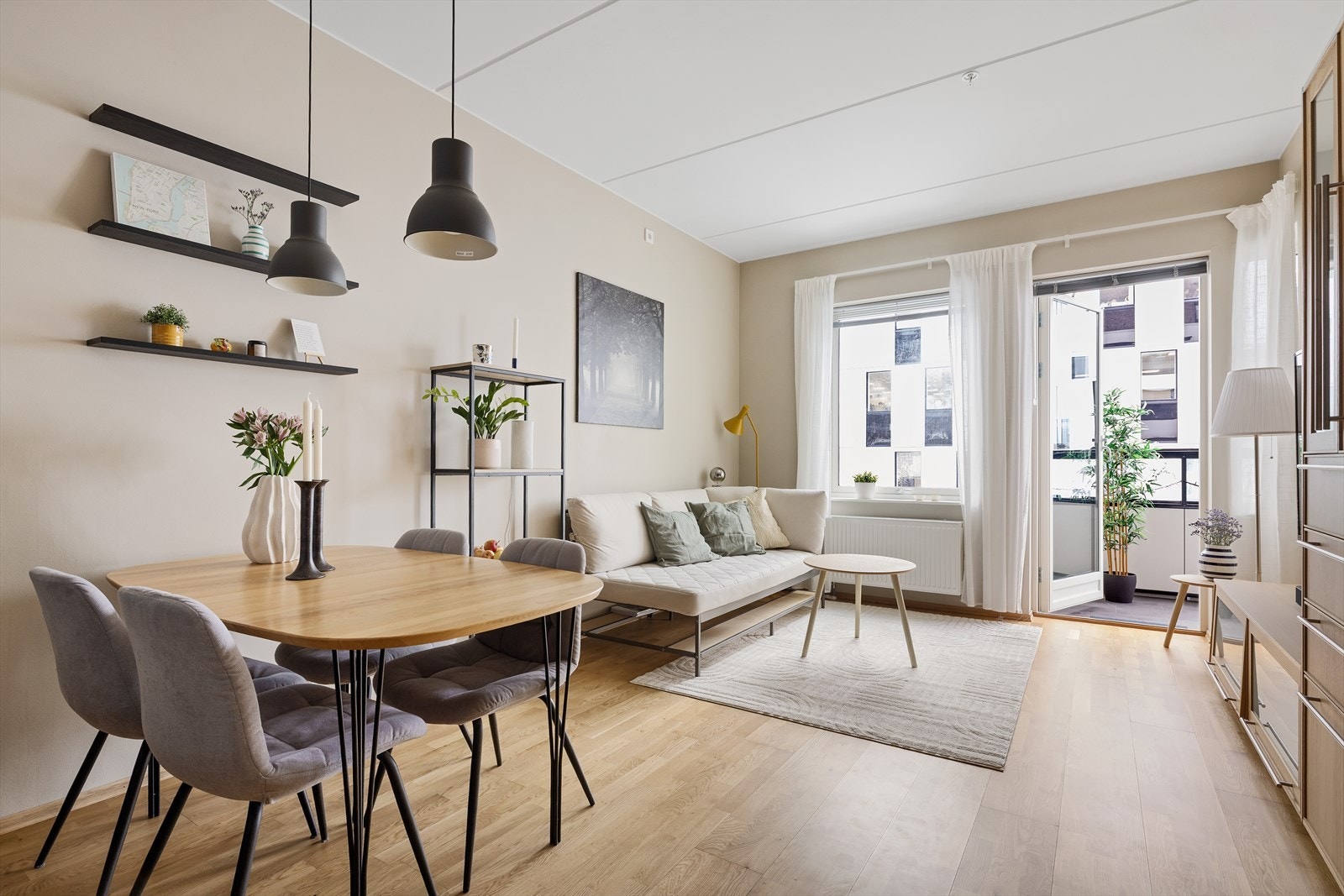 Åpen stue/kjøkken med naturlige soner for både spisebord og sofagruppe. Galleribilde