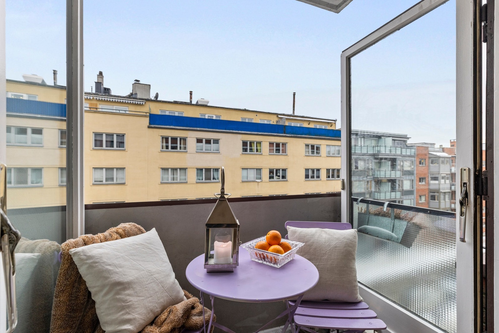 Her er det bare å nyte fine dager og kvelder. Ifølge eier er det sol frem til kl. 16.00-17.00 sommerstid. Galleribilde