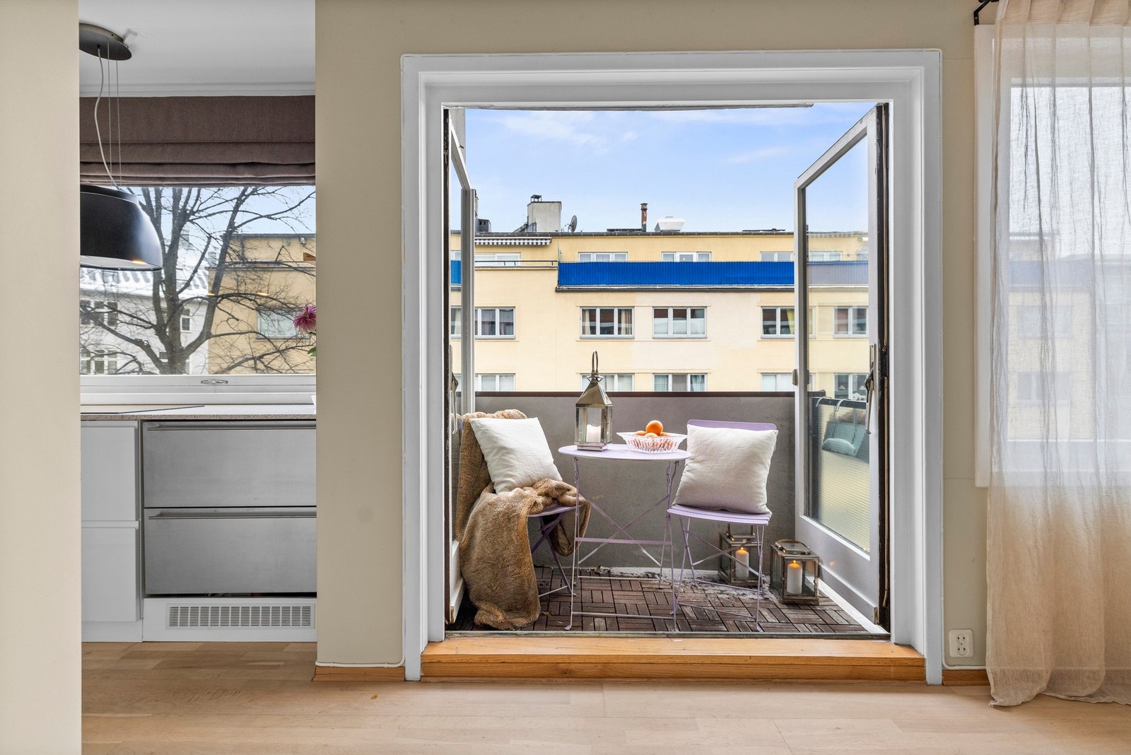 Fra stuen er det utgang til en hyggelig østvendt balkong som ligger høyt og fritt. Galleribilde