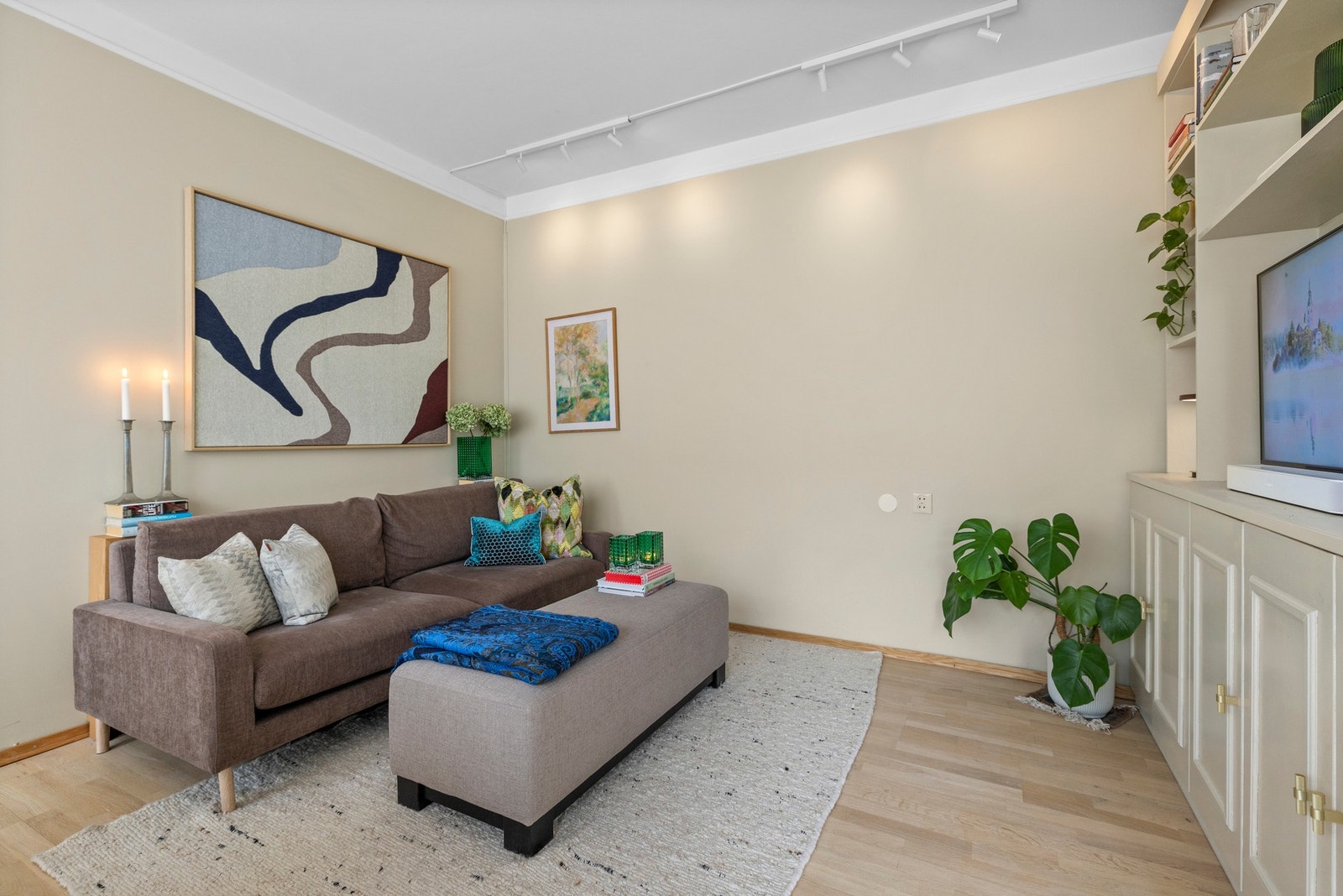 Det er bygget moderne bokhylle med oppbevaringsplass rundt tven. Galleribilde