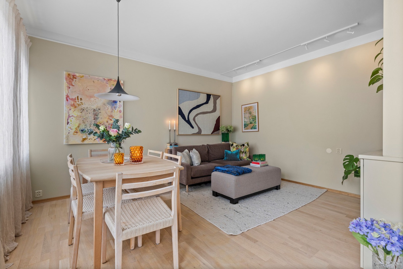 Leiligheten er godt delt opp i ulike soner, der man får en egen sofakrok. Galleribilde