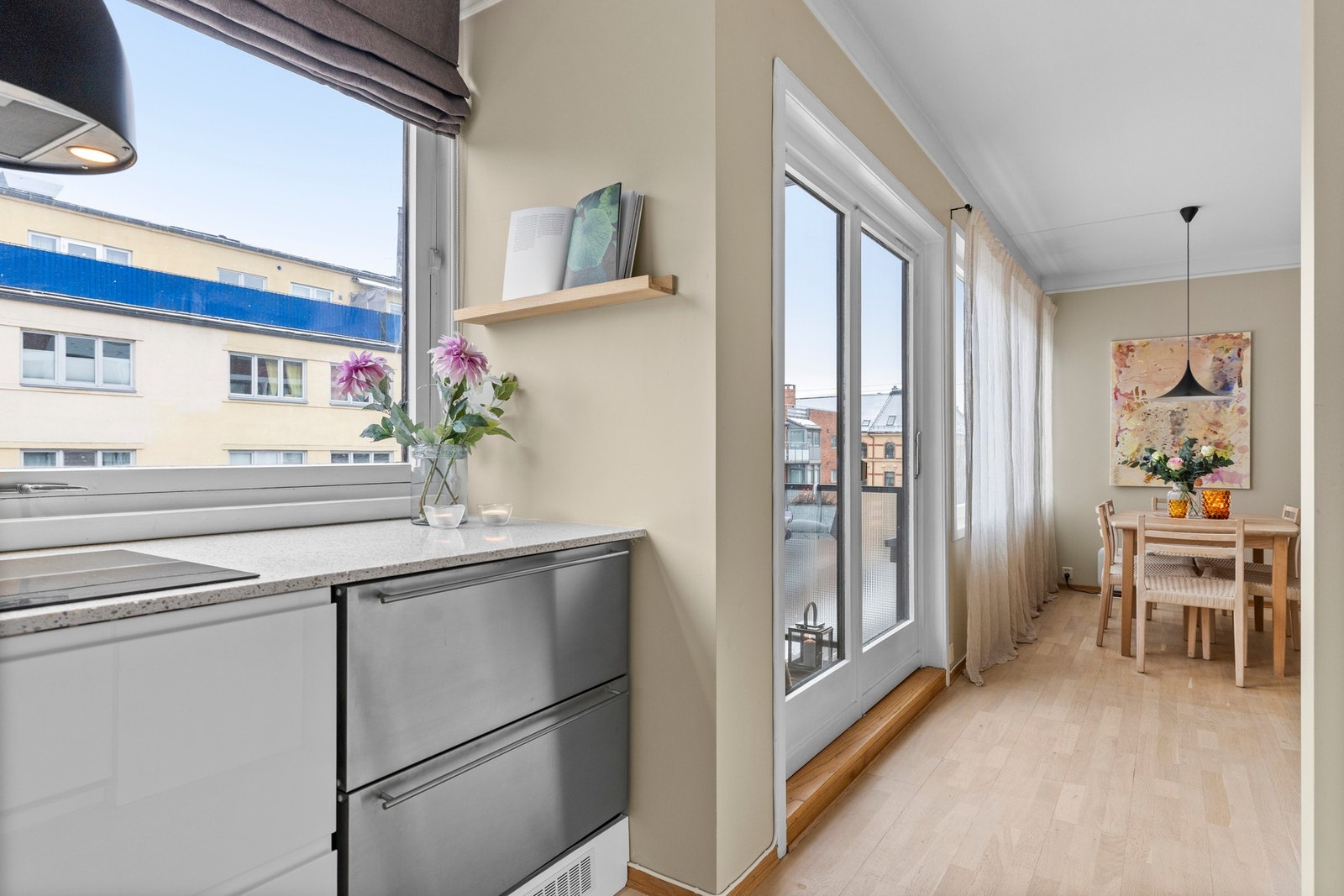 Kjøkkenet er i delvis åpen løsning mot stuen og har en moderne, stilren innredning fra IKEA fra 2022. Galleribilde