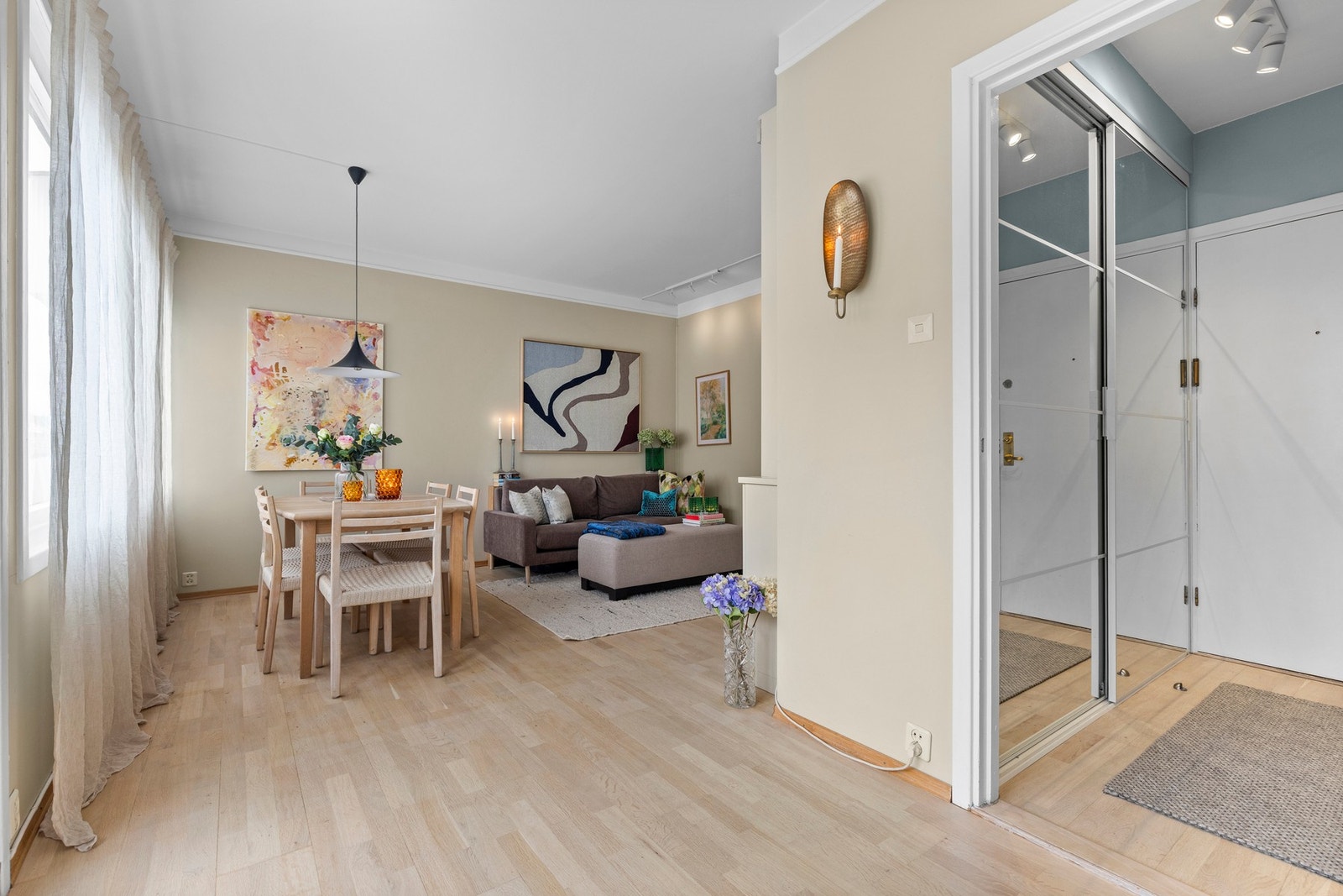 Fra kjøkkenet inn mot stuen. Takhøyden er målt til hele 2,61m. Galleribilde