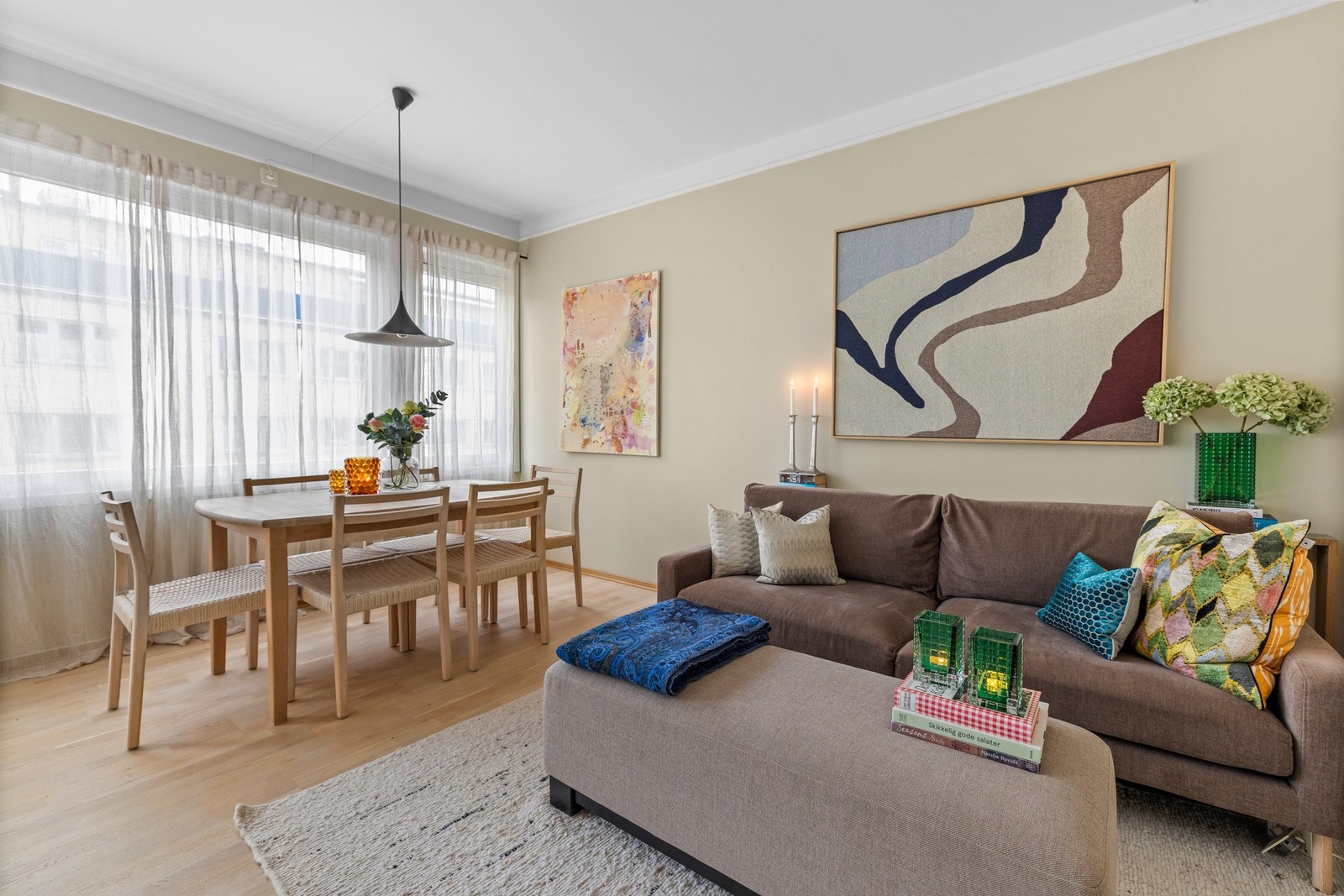 Romslig og innbydende stue med store vindusflater som slipper inn rikelig med dagslys.
Foto Marika Mørkestøl. Galleribilde