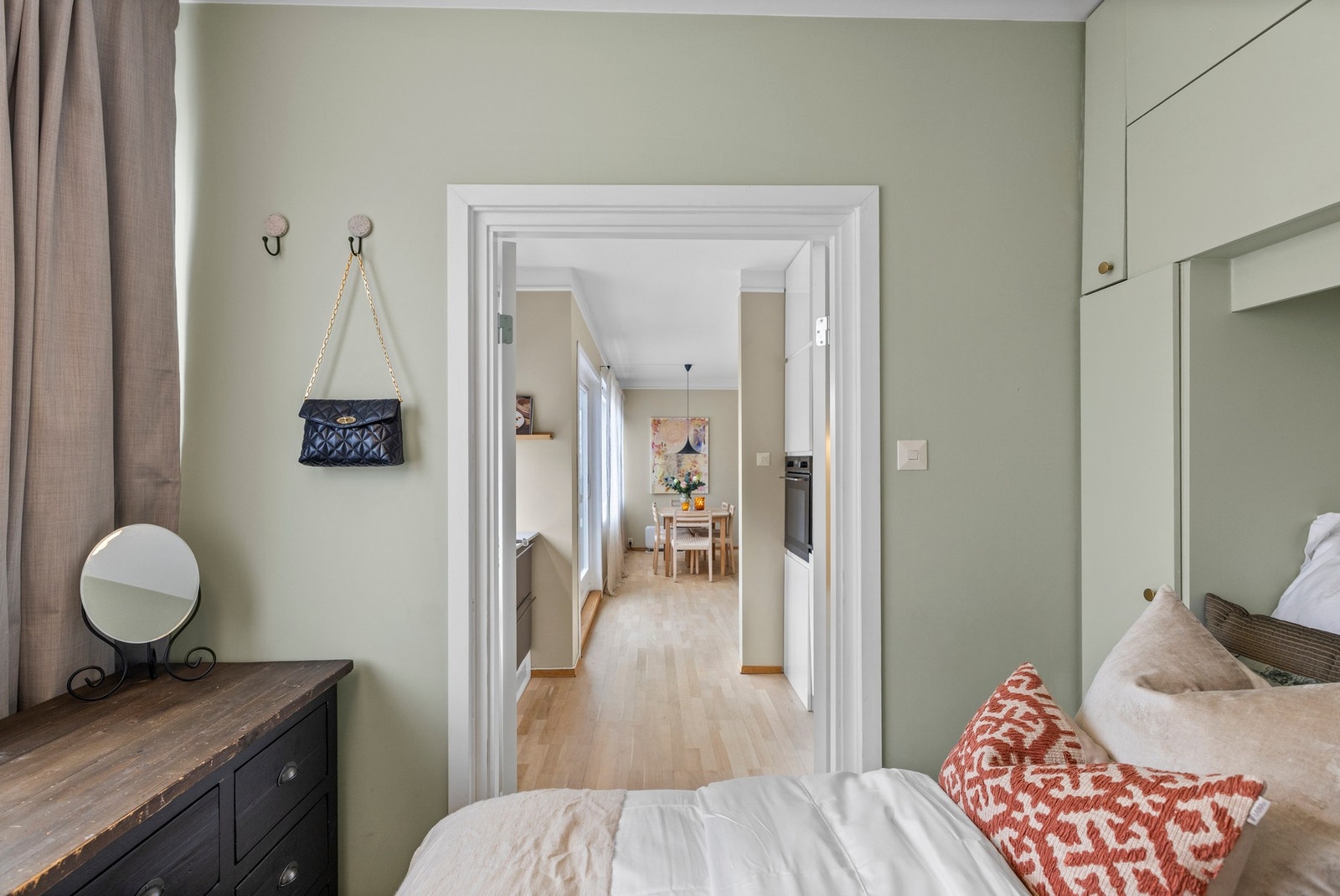 Rommet har plass til dobbeltseng (150 cm) og det er svært godt med garderobeskap og overskap. Galleribilde