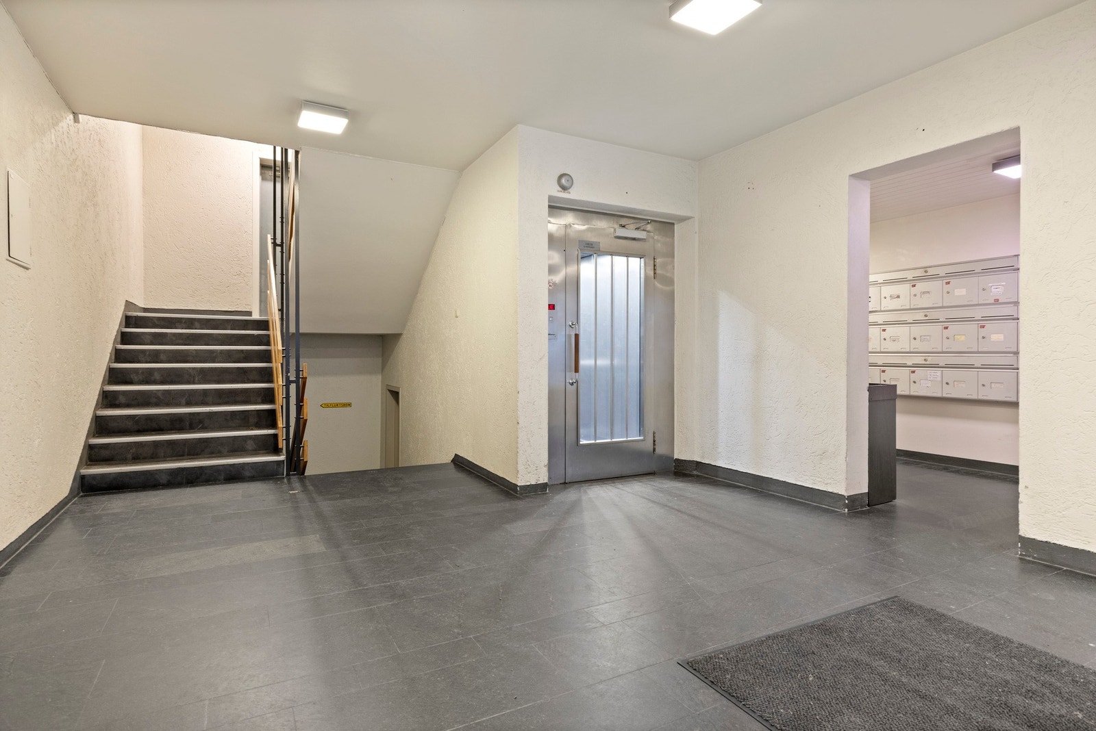 Fra gateplan ankommer du et representativt inngangsparti, med heisadkomst til leilighetens etasje. Galleribilde