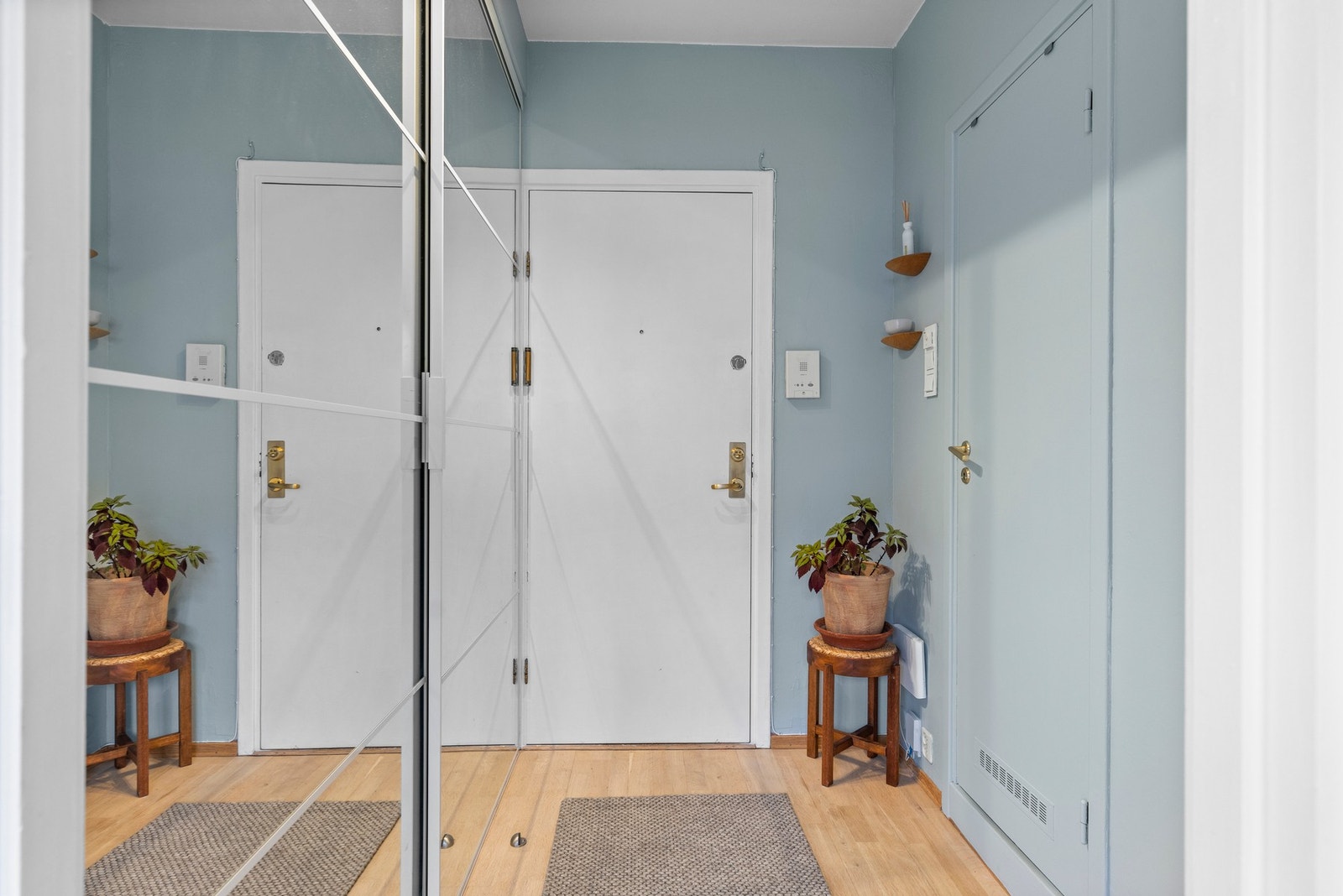 Leiligheten ønskes velkommen av en romslig og innbydende entré, som gir et meget godt førsteinntrykk av denne fine leiligheten. Galleribilde