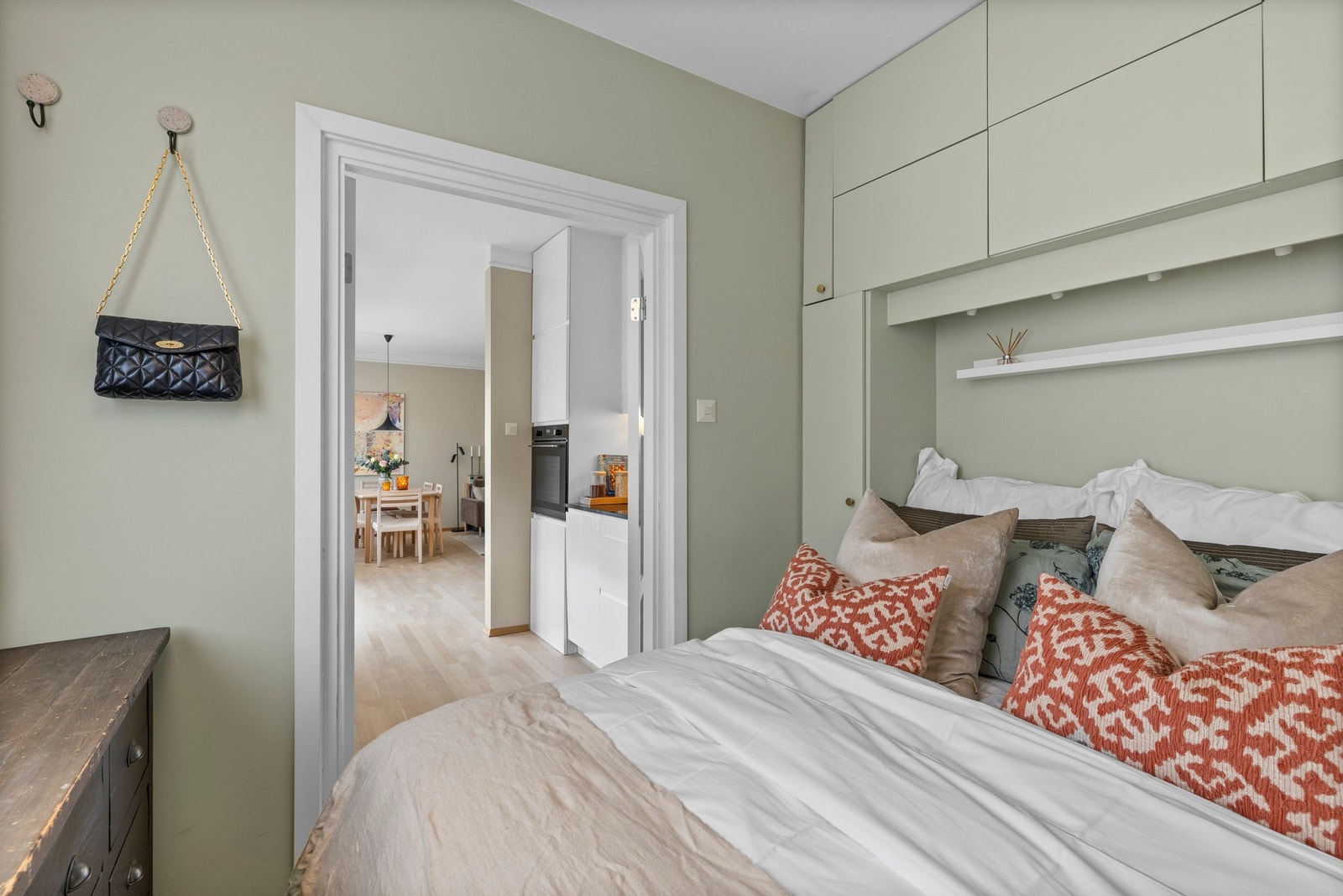 Soverommet er innbydende og malt i tidsriktige og lyse farger som gir en lun og behagelig atmosfære. Galleribilde