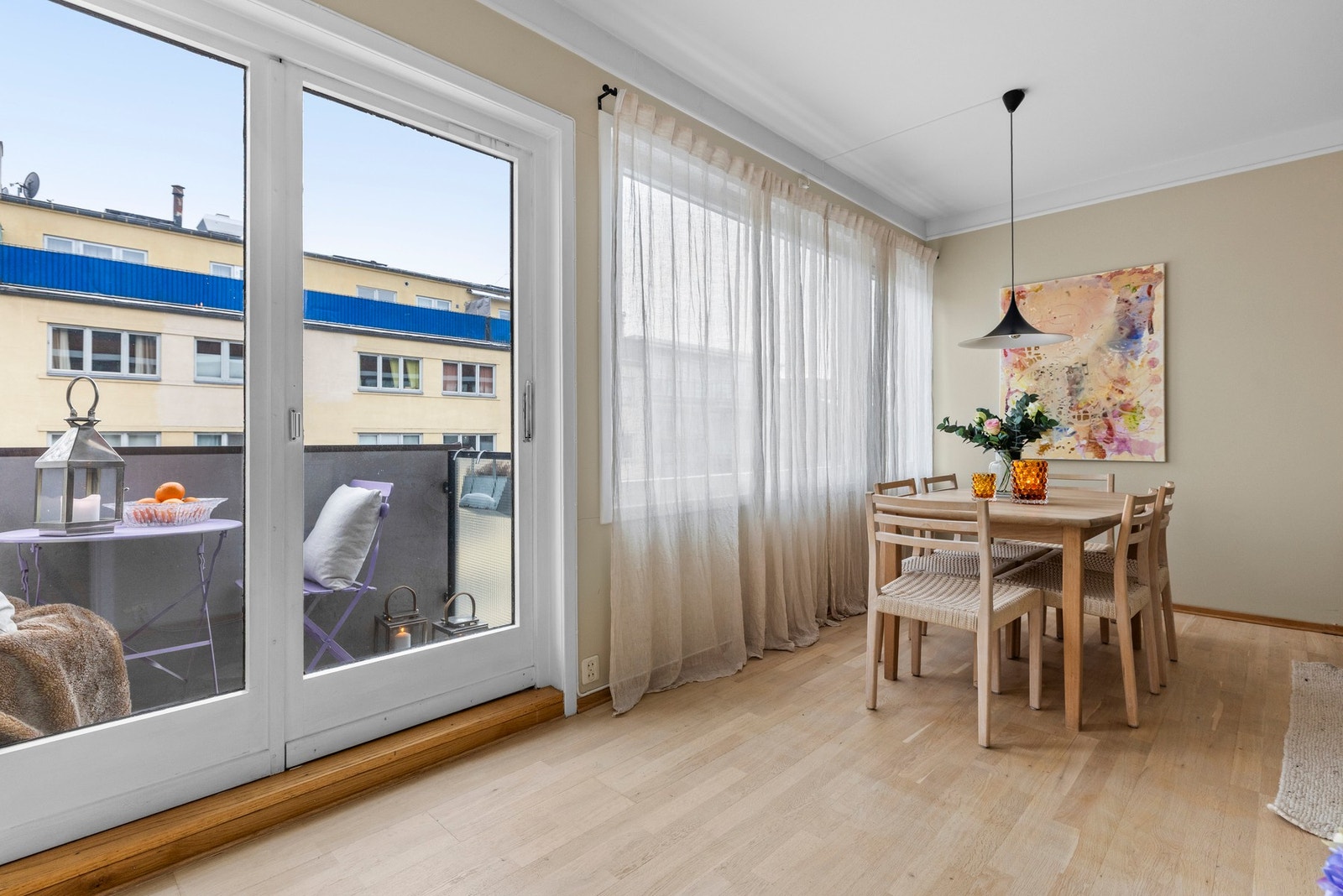 Hyggelig spiseplass som innbyr til sosialt samvær med familie og venner. Galleribilde