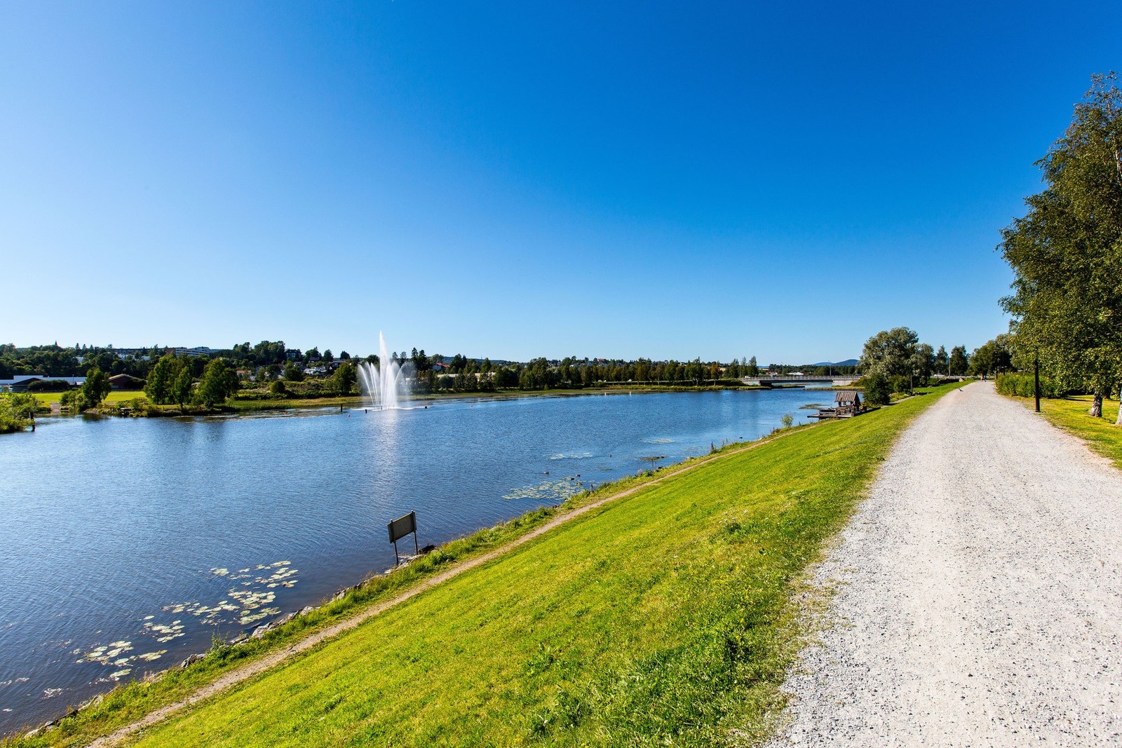 Fra boligen er det kort vei til idylliske turstier langs Nitelva - perfekte omgivelser for en rolig kveldstur, løpetur eller en kaffepause i solen. Galleribilde