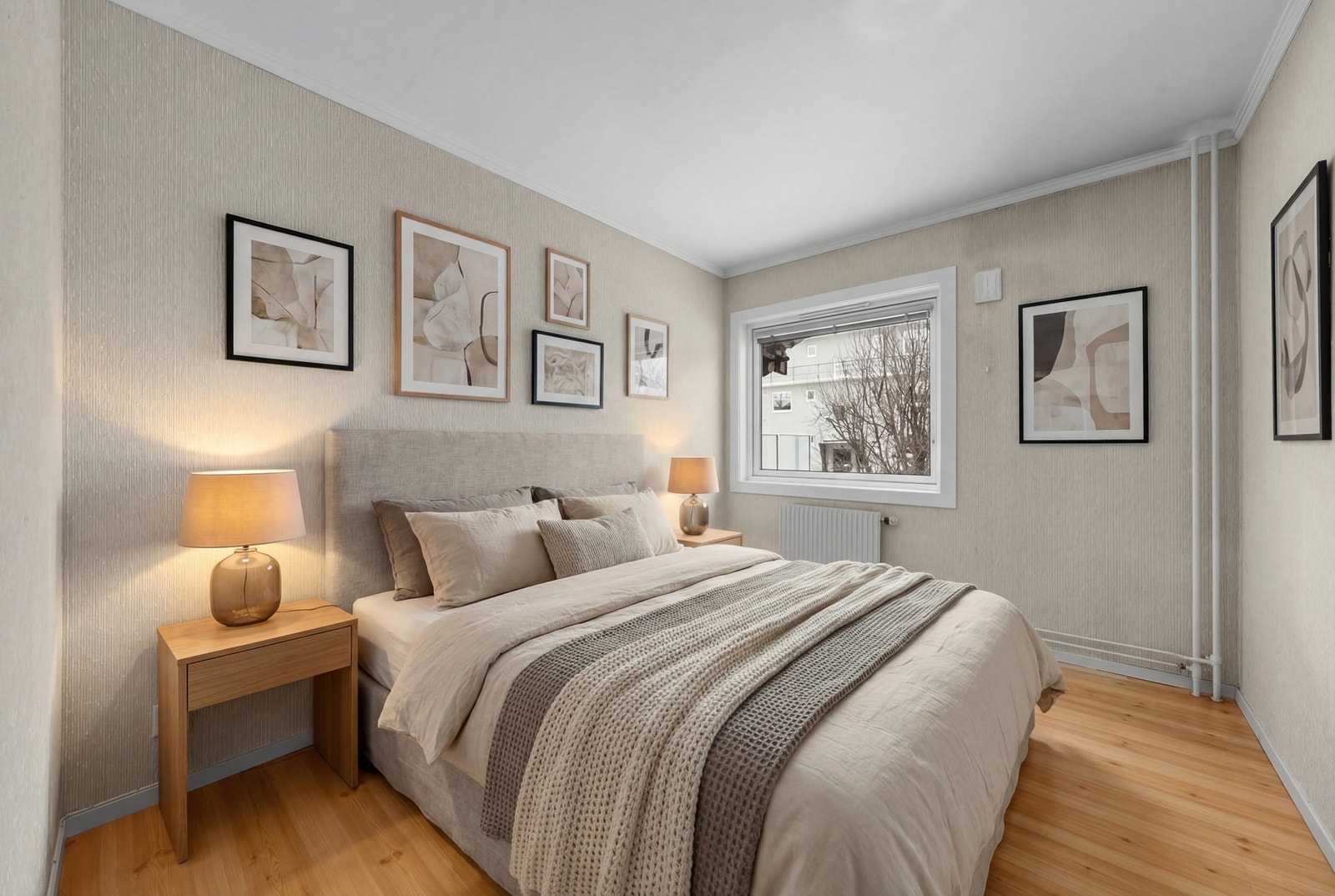 Lyst og behagelig soverom med god plass til dobbeltseng. Galleribilde