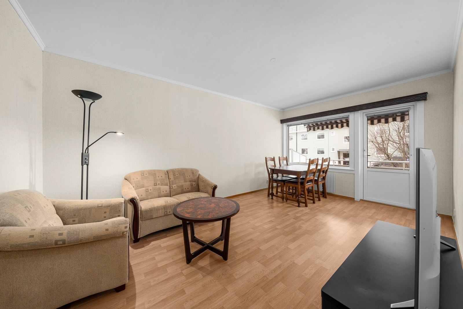 Romslig stue med god plass til både sofagruppe og spisebord. Direkte utgang til balkong. Galleribilde