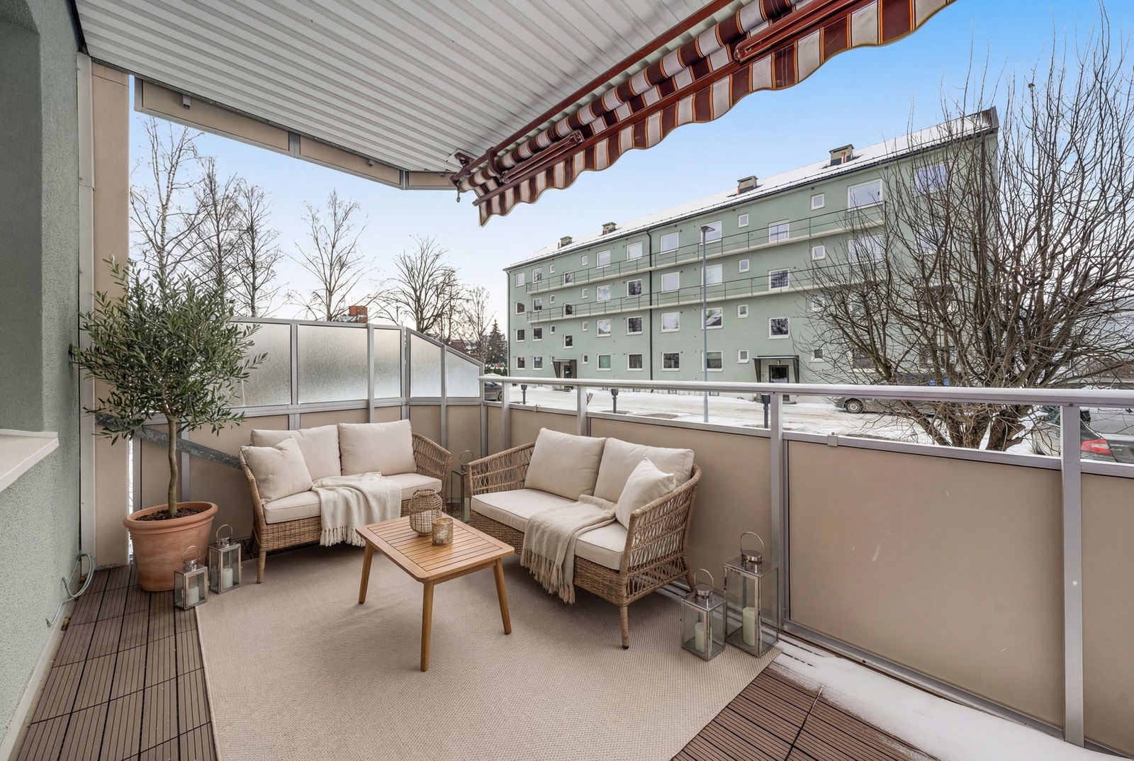 Stor, solrik balkong hvor det nylig er lagt klikk fliser på gulv. (Digital styling) Galleribilde