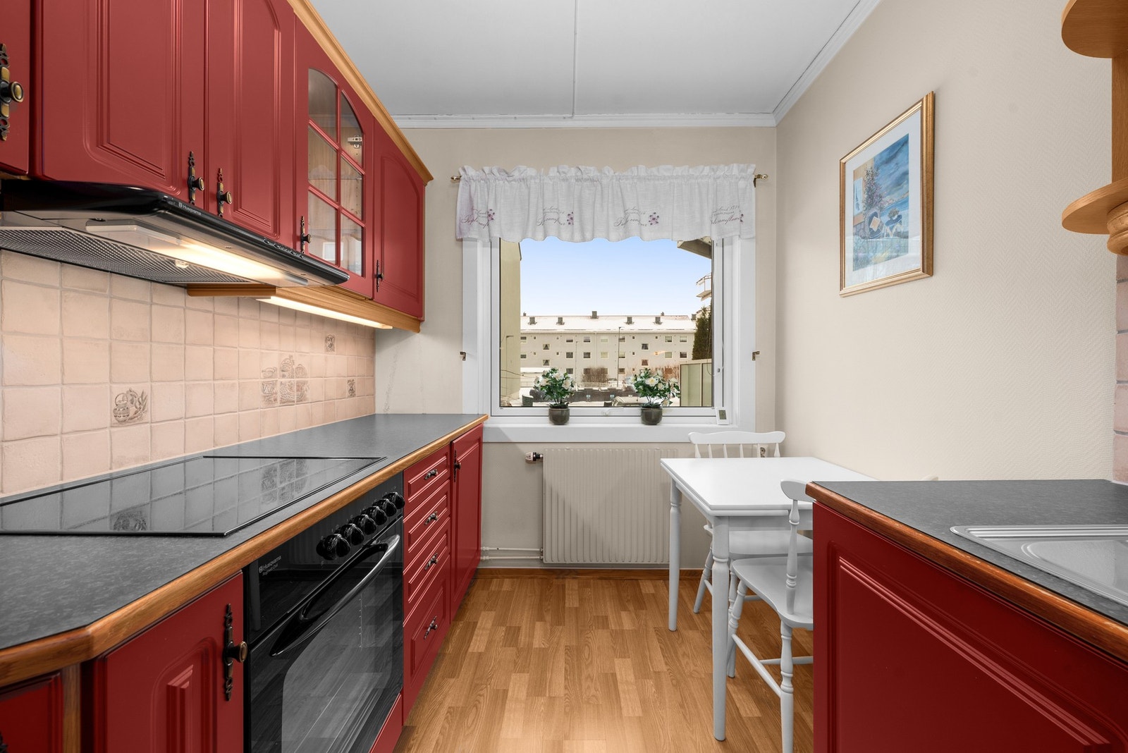 Integrert platetopp, stekeovn og kjøleskap. Galleribilde