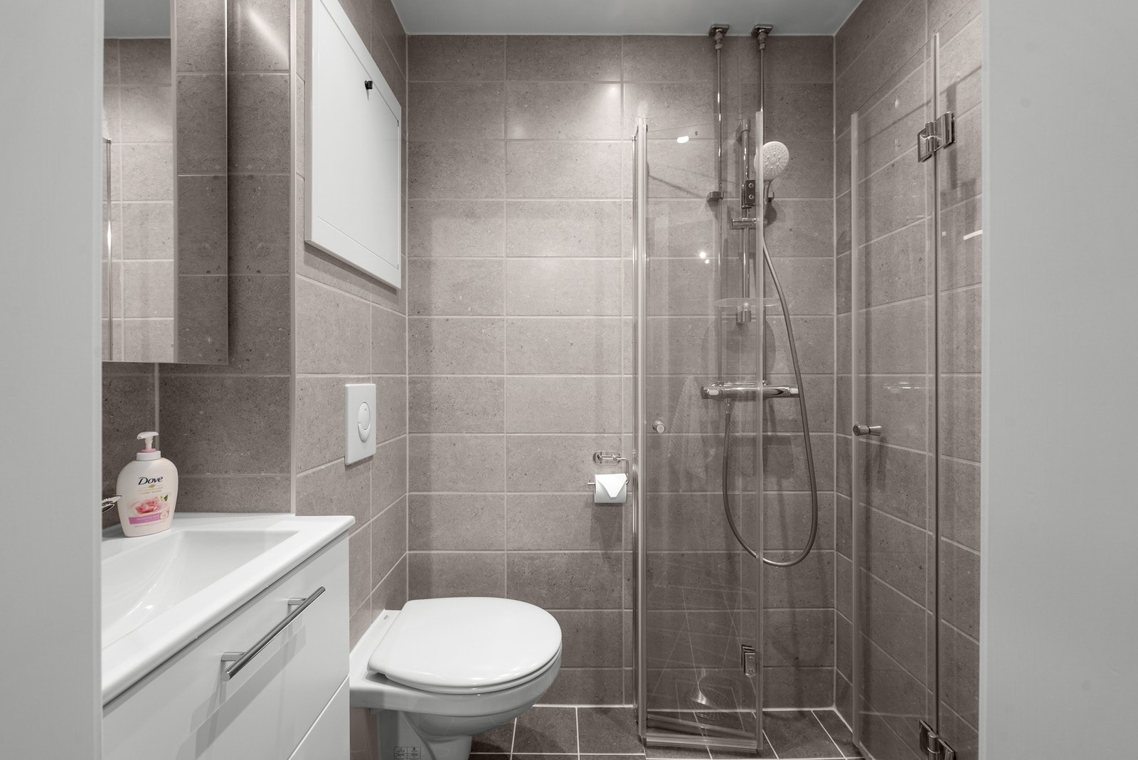 Bad pusset opp i 2025 i regi av borettslaget. Her er det flislagte vegger og gulv samt varmekabler. Galleribilde