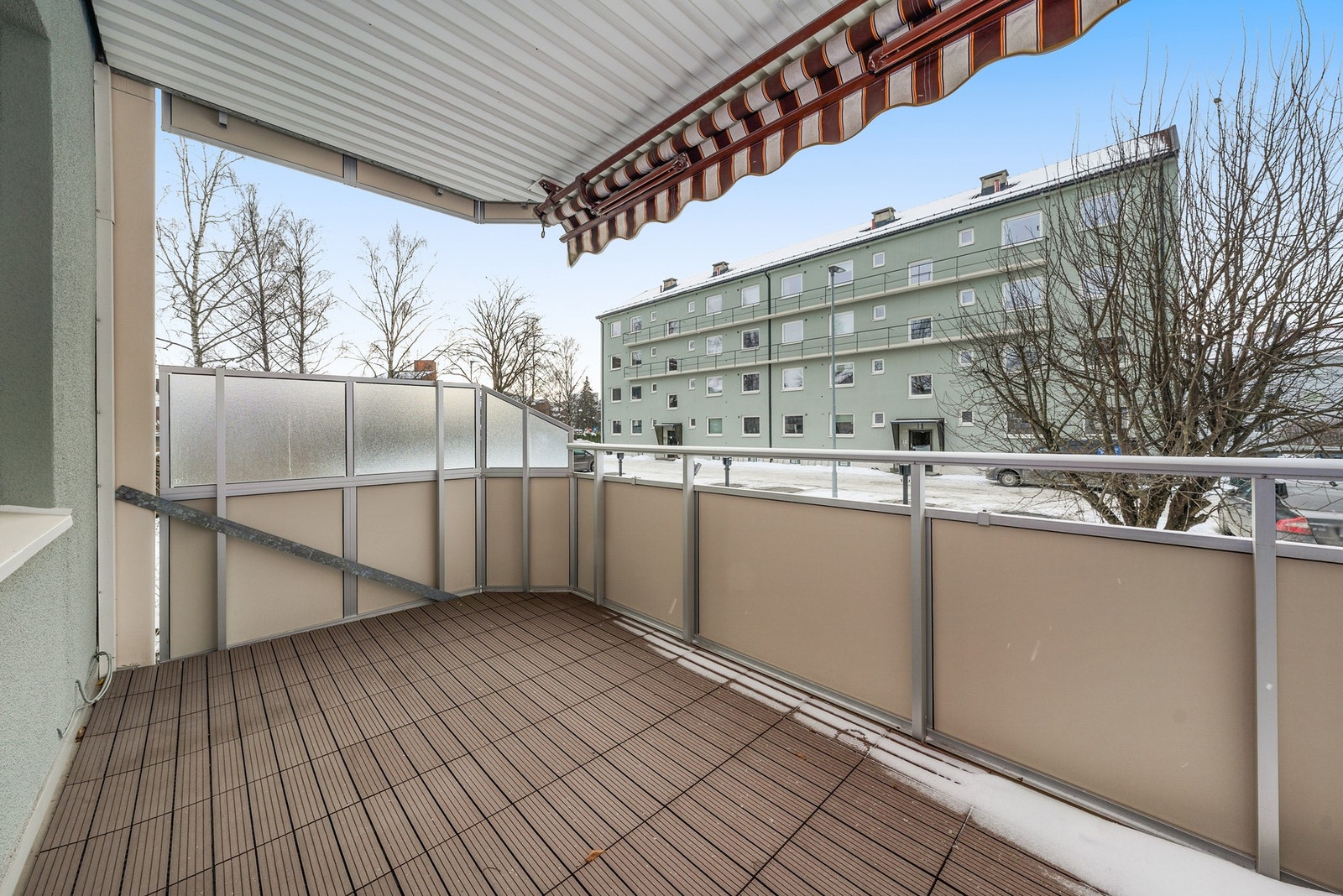 Balkongen fungerer som en naturlig forlengelse av oppholdsrommet under sommerhalvåret. Galleribilde