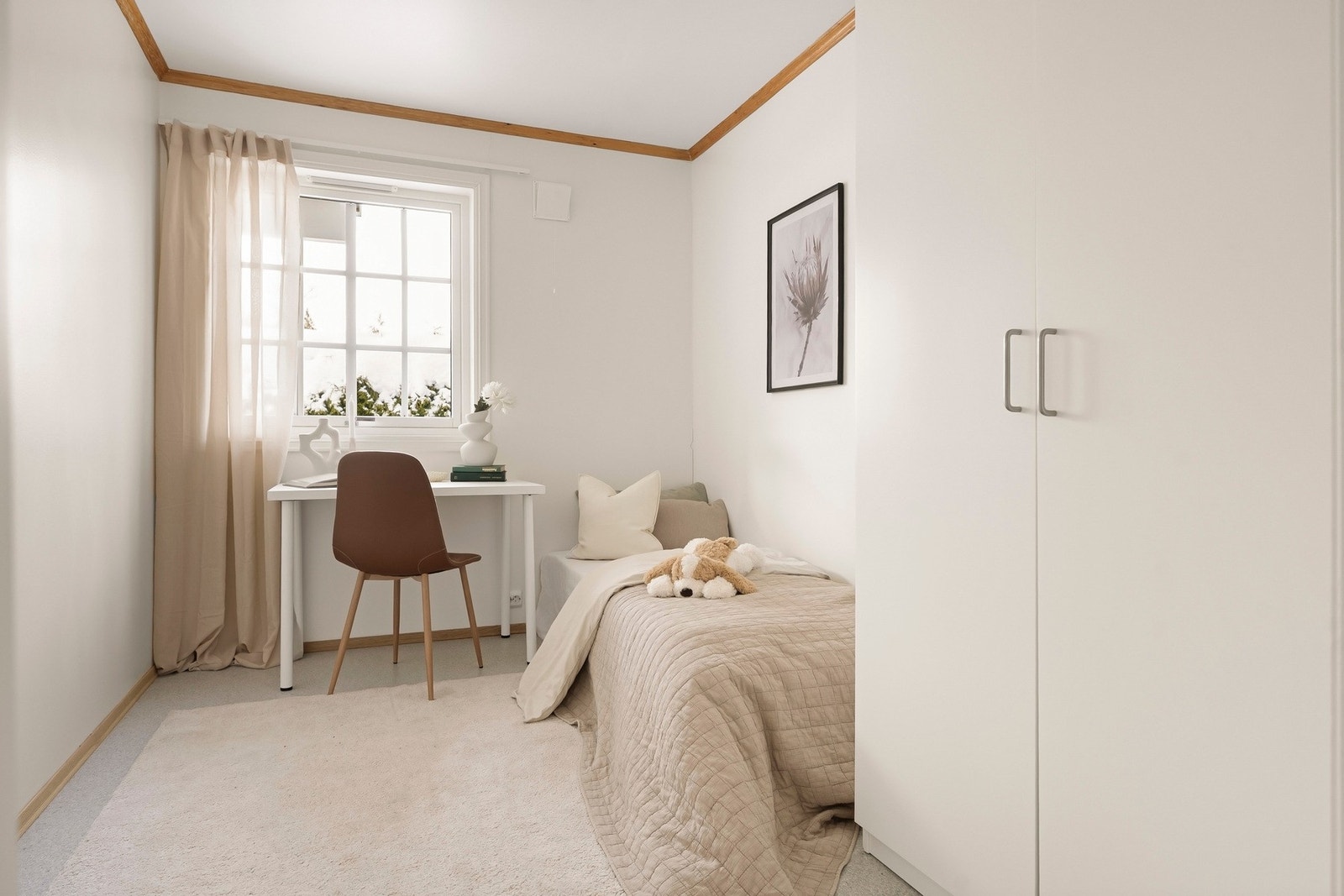 Det andre soverommene er også av god størrelse med plass til en seng, nattbord og en oppbevaringsløsning. Galleribilde