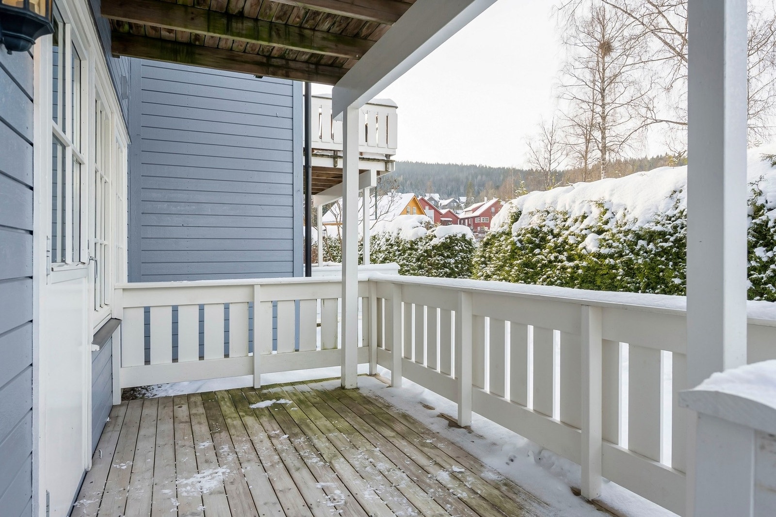 Her har du god plass til sittegruppe, grill og tilhørende utemøblement. Galleribilde