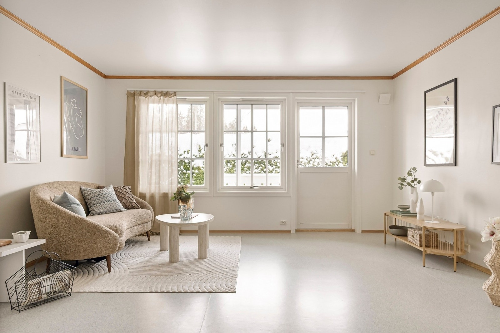 Stuen er et lyst og innbydende oppholdsrom med store vindusflater, samt utgang til terrassen. Galleribilde