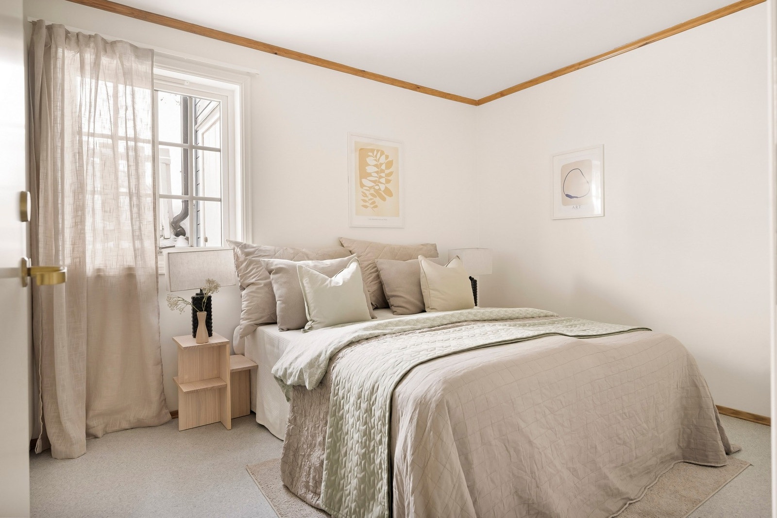 Hovedsoverommet er romslig med god plass til en dobbeltseng, nattbord og dekor. Galleribilde