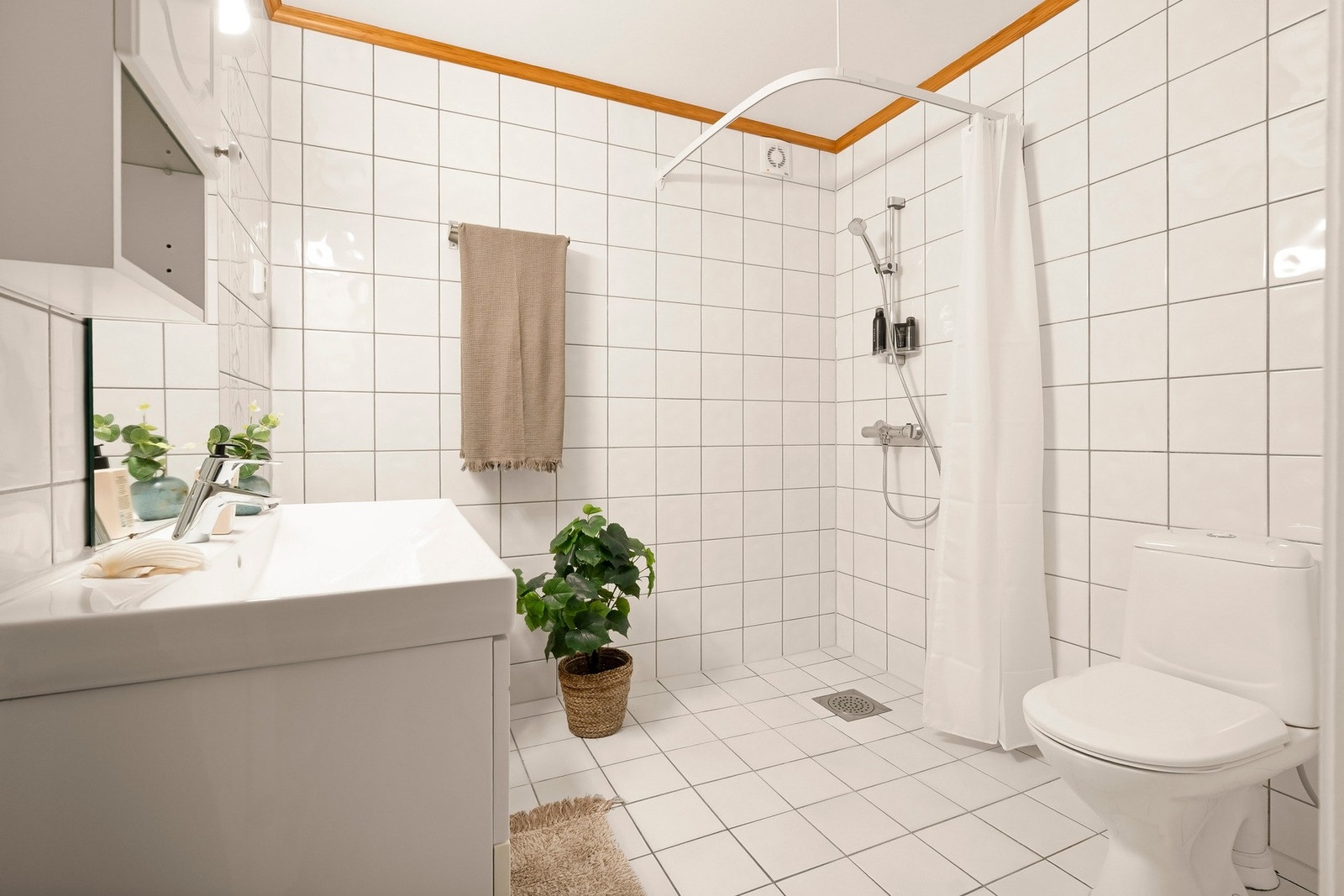 Bad med dusjhjørne og praktiske løsninger. Galleribilde