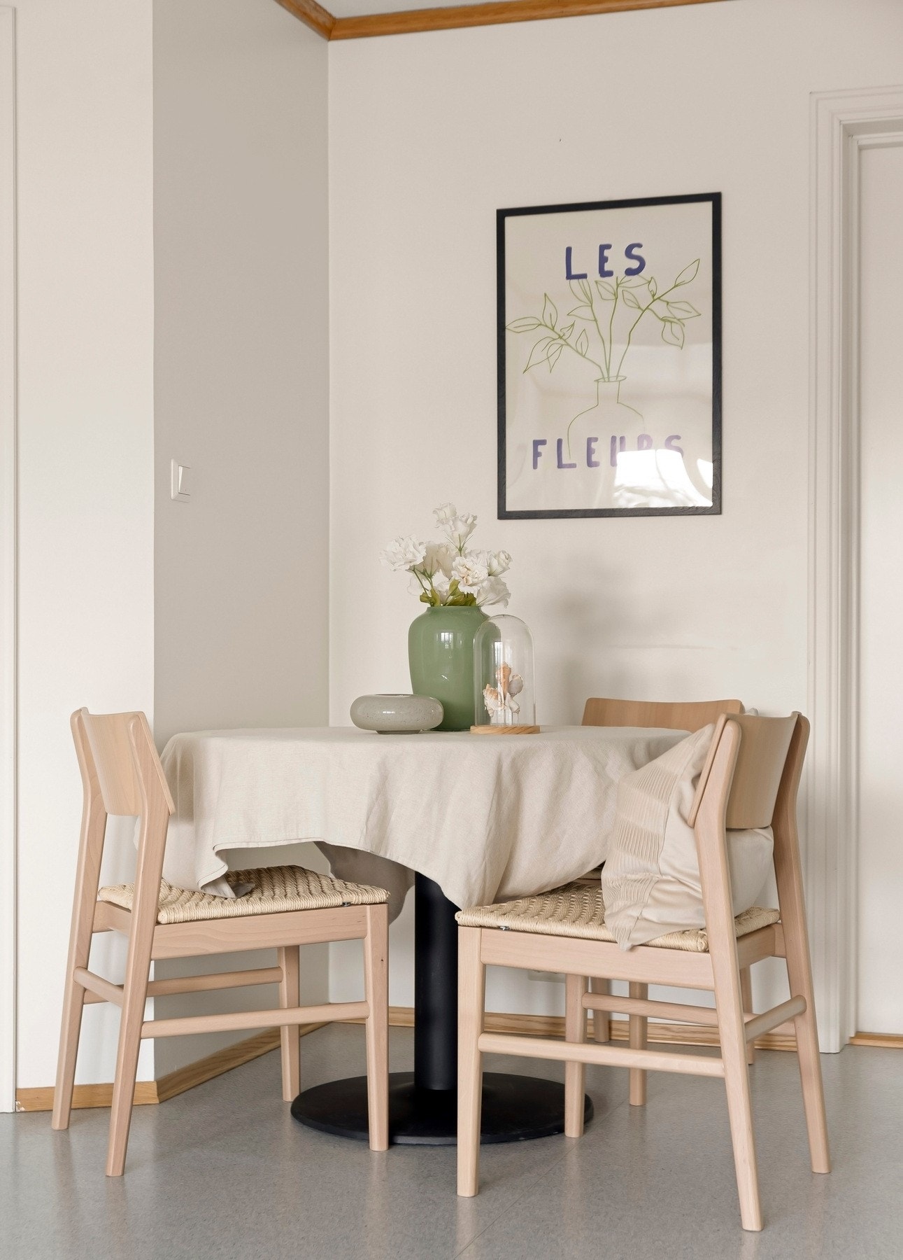 Spisestuen har en naturlig plassering i tilknytning til kjøkken/ stue, og oppleves som en sømløs del av den åpne og sosiale planløsningen. Galleribilde