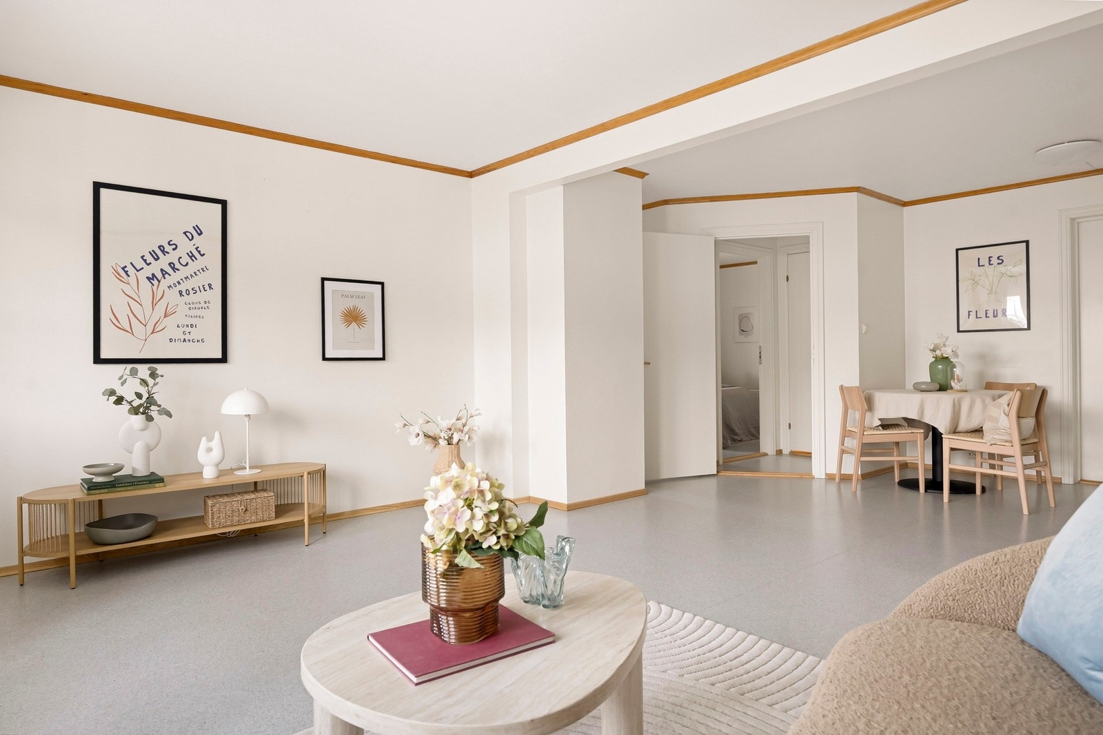 I forlengelse av stuen er det plass til en spisestuedel. Galleribilde