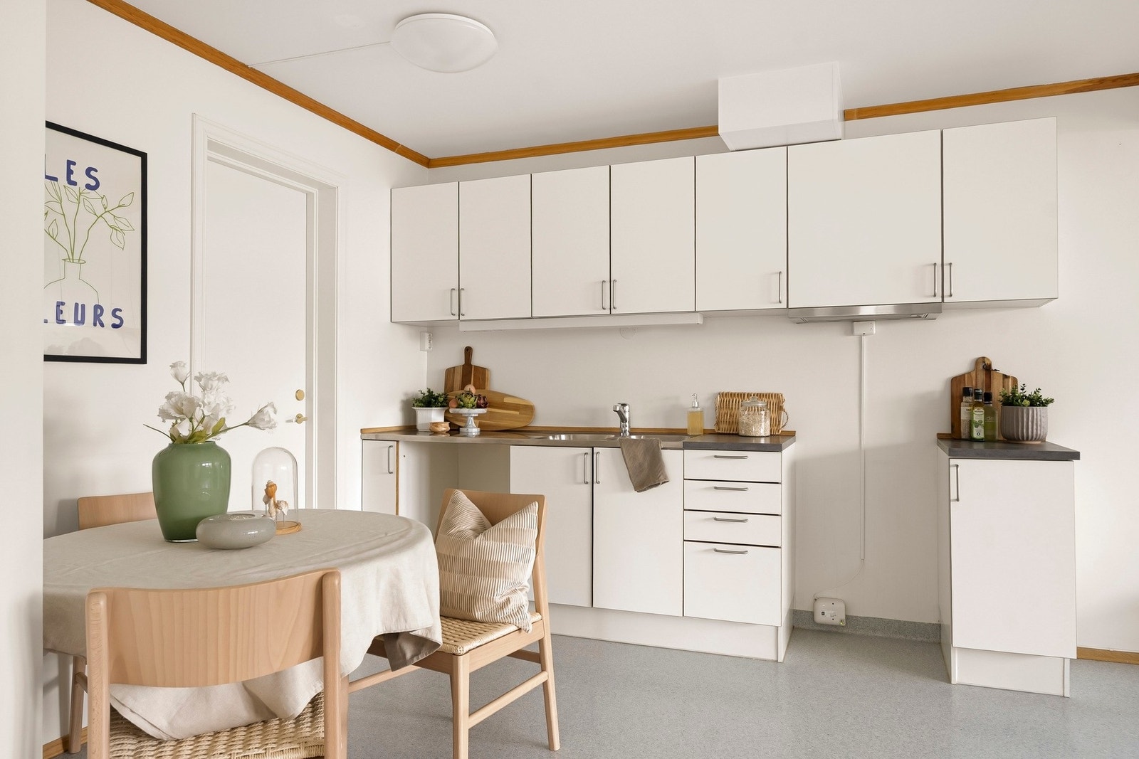 Kjøkkenet ligger i en åpen og sosial løsning - perfekt for sosiale sammenkomster. Galleribilde