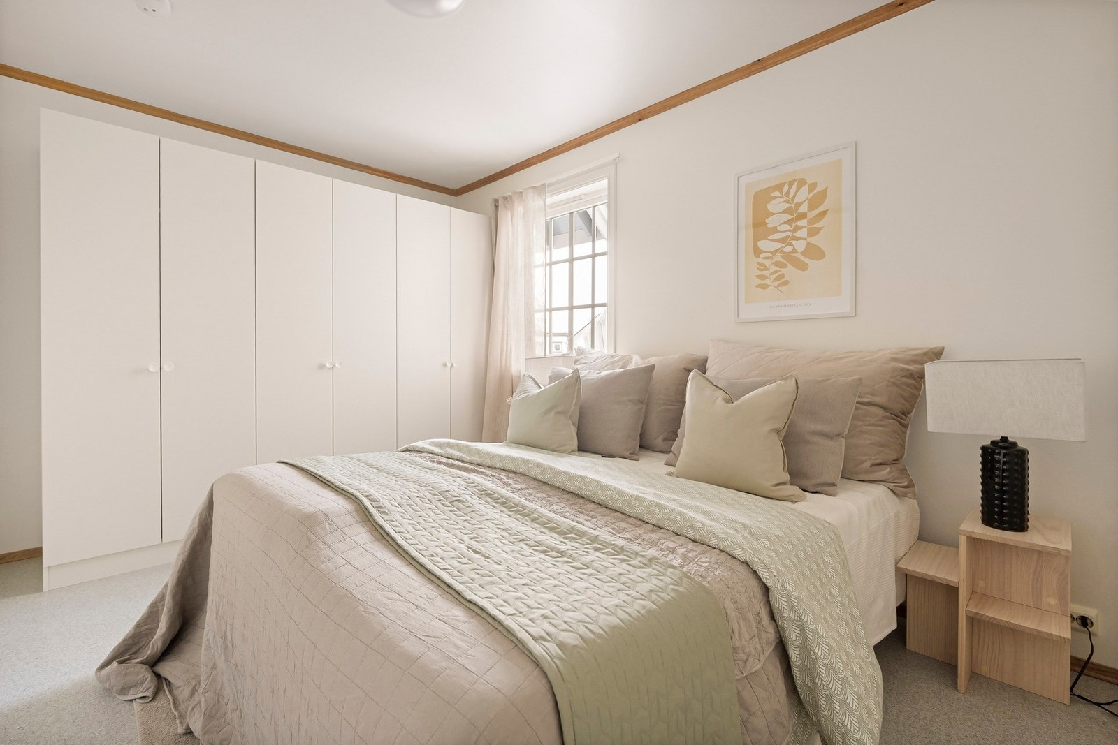 Det er satt inn et garderobeskap med god plass til oppbevaring av klær og tilbehør, som medfølger salget. Galleribilde