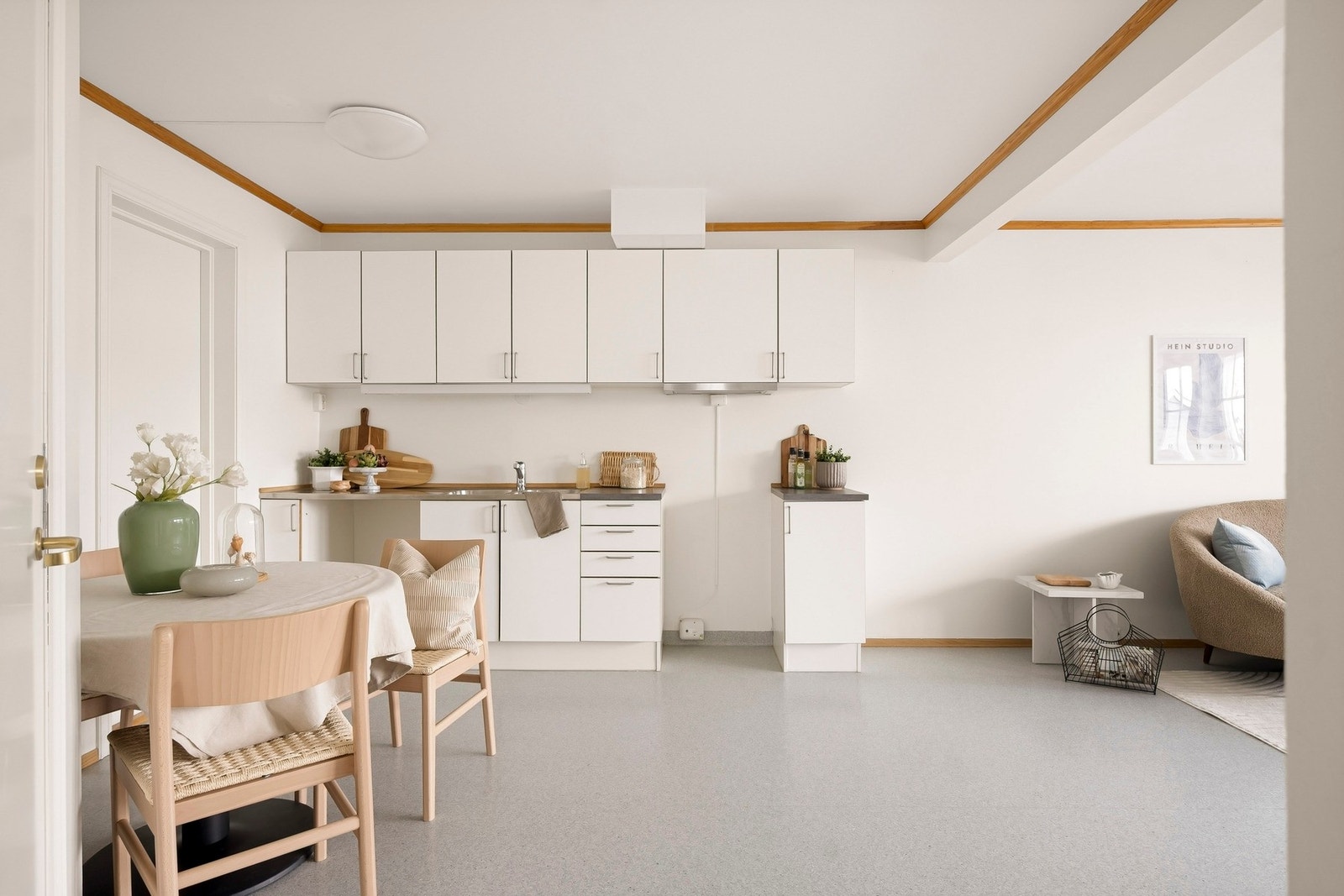 Innholdsrikt kjøkken med gode oppbevaringsmuligheter i over- og underskap Galleribilde