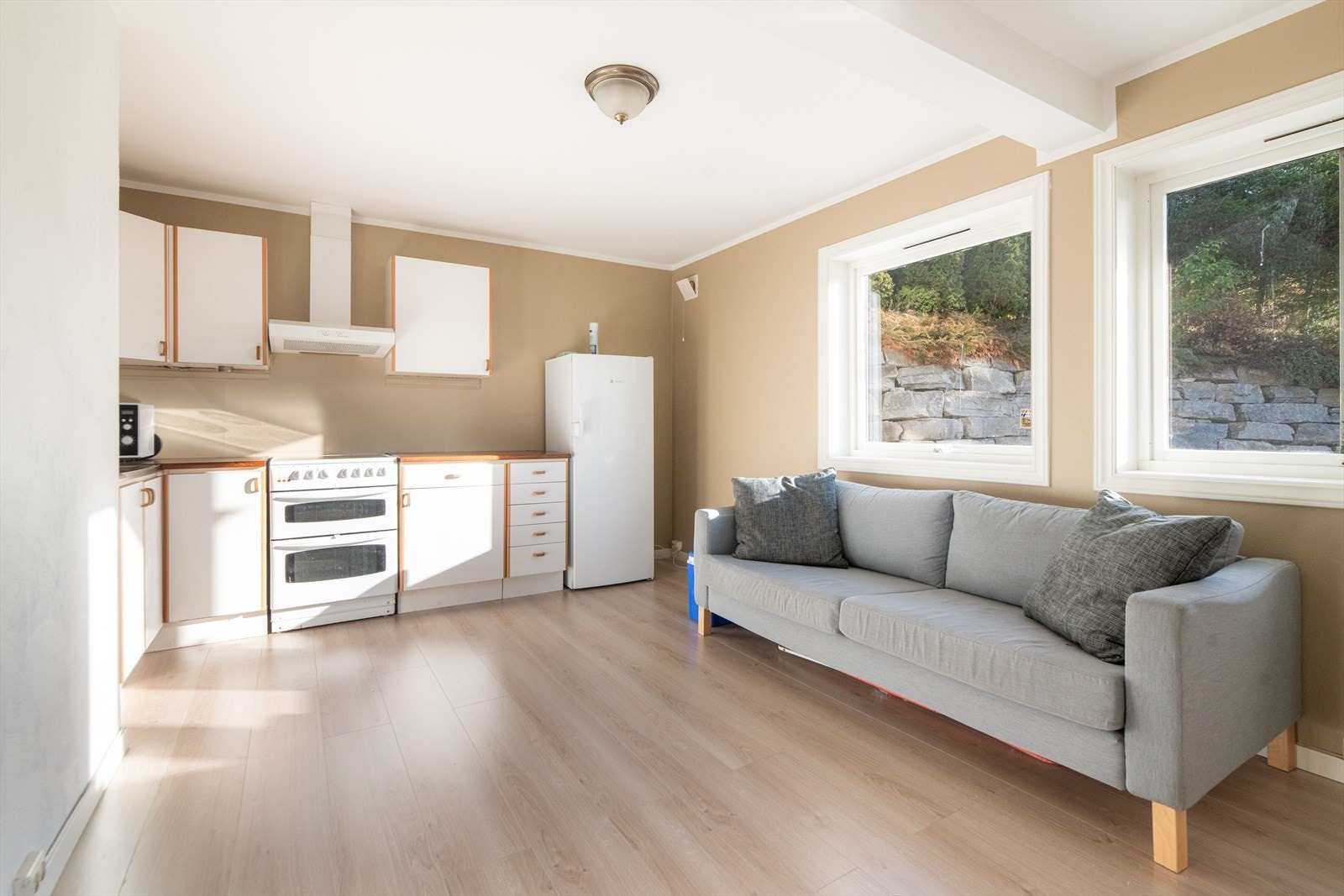 Leilighet u0102 har også stue og kjøkken i åpen løsning. Leiligheten har vindusflater ut mot gårdsplassen, delikate fargetoner og nytt laminatgulv. Galleribilde