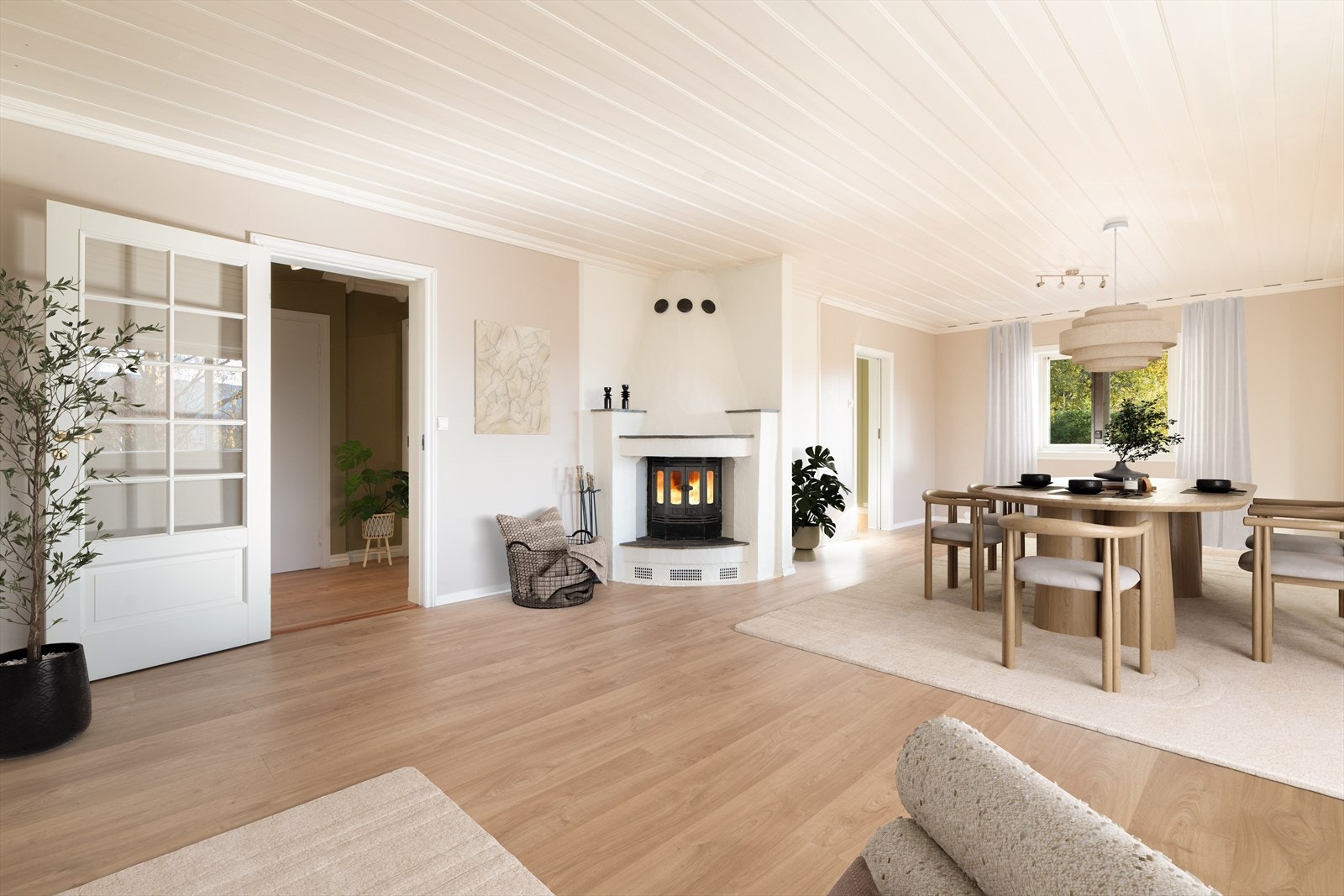 Hovedboligen har nye, moderne laminatgulv hele veien, med duse og harmoniske fargetoner på veggoverflatene. Sentralt i stua er det en stemningsfull peis med peisinnsats for lun varme på kjølige dager. (Digital møblering, kun en illustrasjon) Galleribilde