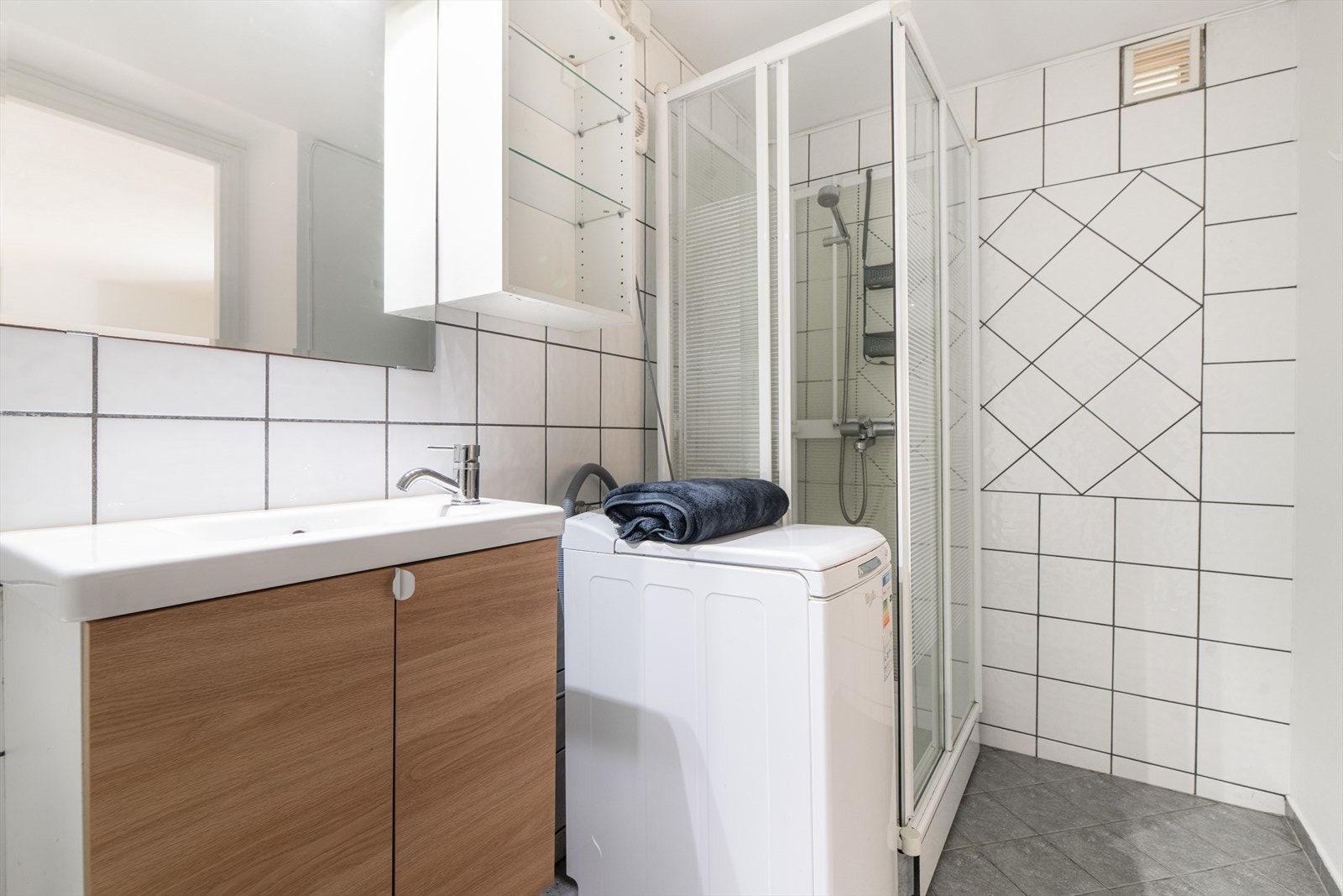 Opplegg for og plass til vaskemaskin. Det er elektrisk styrt vifte. Galleribilde