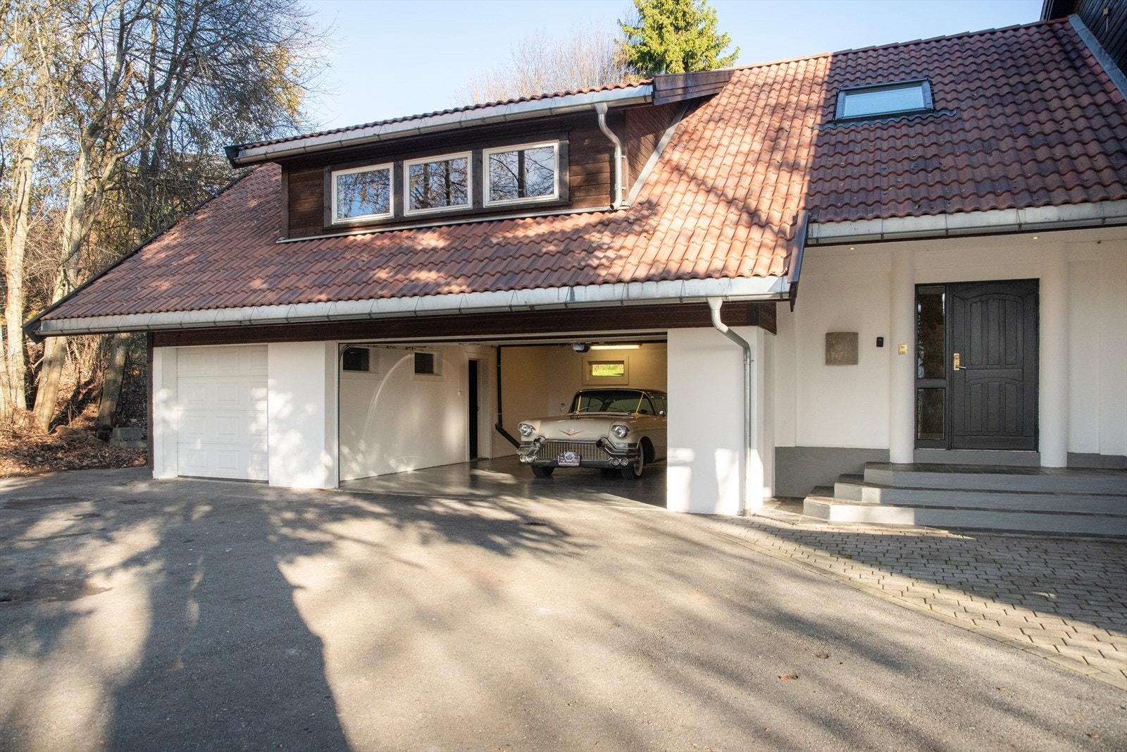 Dobbelgarasjen har isolert stålport med elektrisk portåpner, og enkeltgarasjen har uisolert manuell stålport. Galleribilde