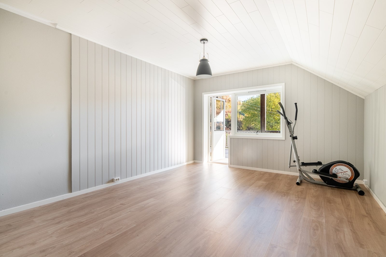 Fra soverom 4 er det utgang til en koselig, overbygget balkong med nydelig utsikt over nærområdet. Galleribilde