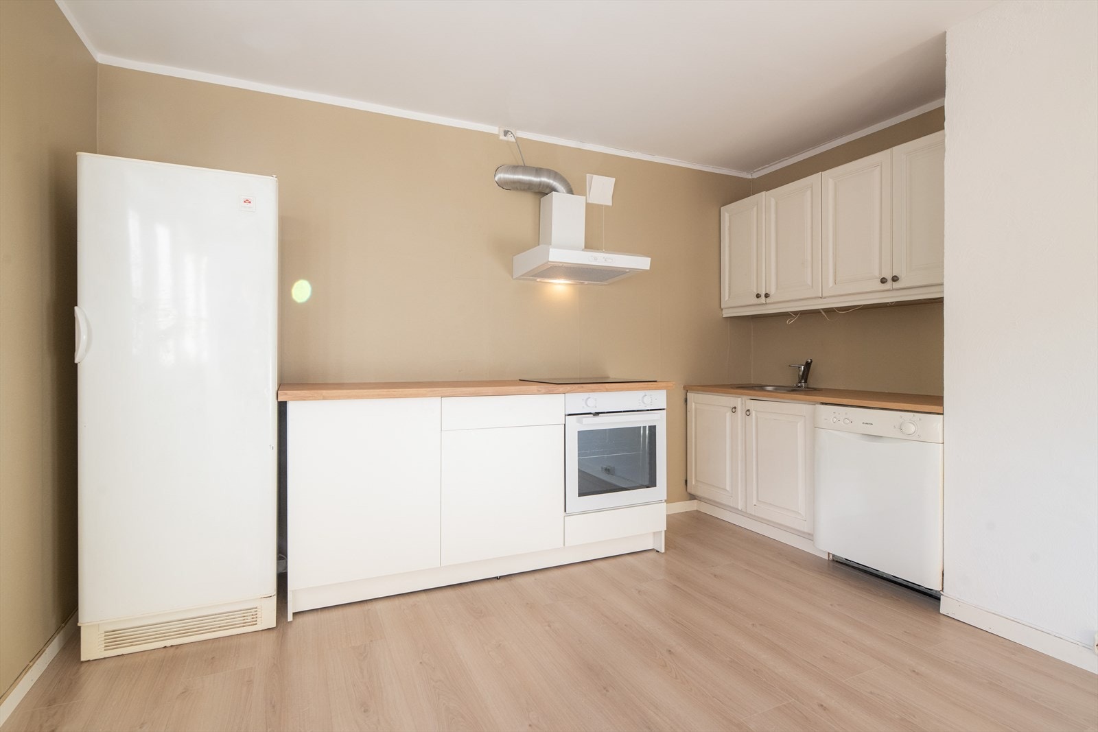 Leilighet u0101 har stue og kjøkken i åpen løsning. Leiligheten har vindusflater ut mot gårdsplassen, delikate fargetoner og nytt laminatgulv. Kjøkkeninnredning med glatte fronter, og hvitevarer som kjøleskap, platetopp og stekeovn. Galleribilde