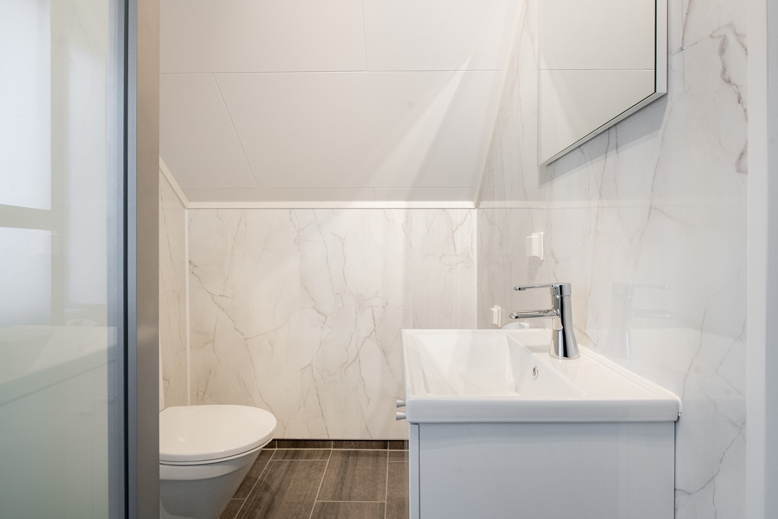 Badet er renovert i 2025 og har flis på gulv med varmekabler og baderomsplater på veggoverflatene. Galleribilde