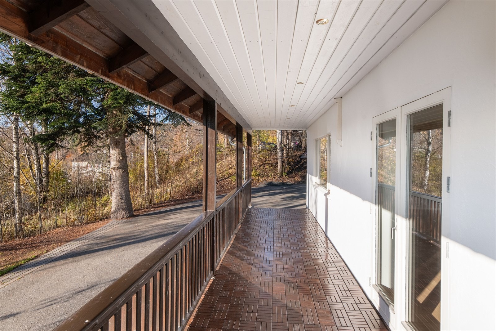 Terrassen går over to av boligens fasader og har god plass til diverse utemøblement, grill og blomster. Galleribilde