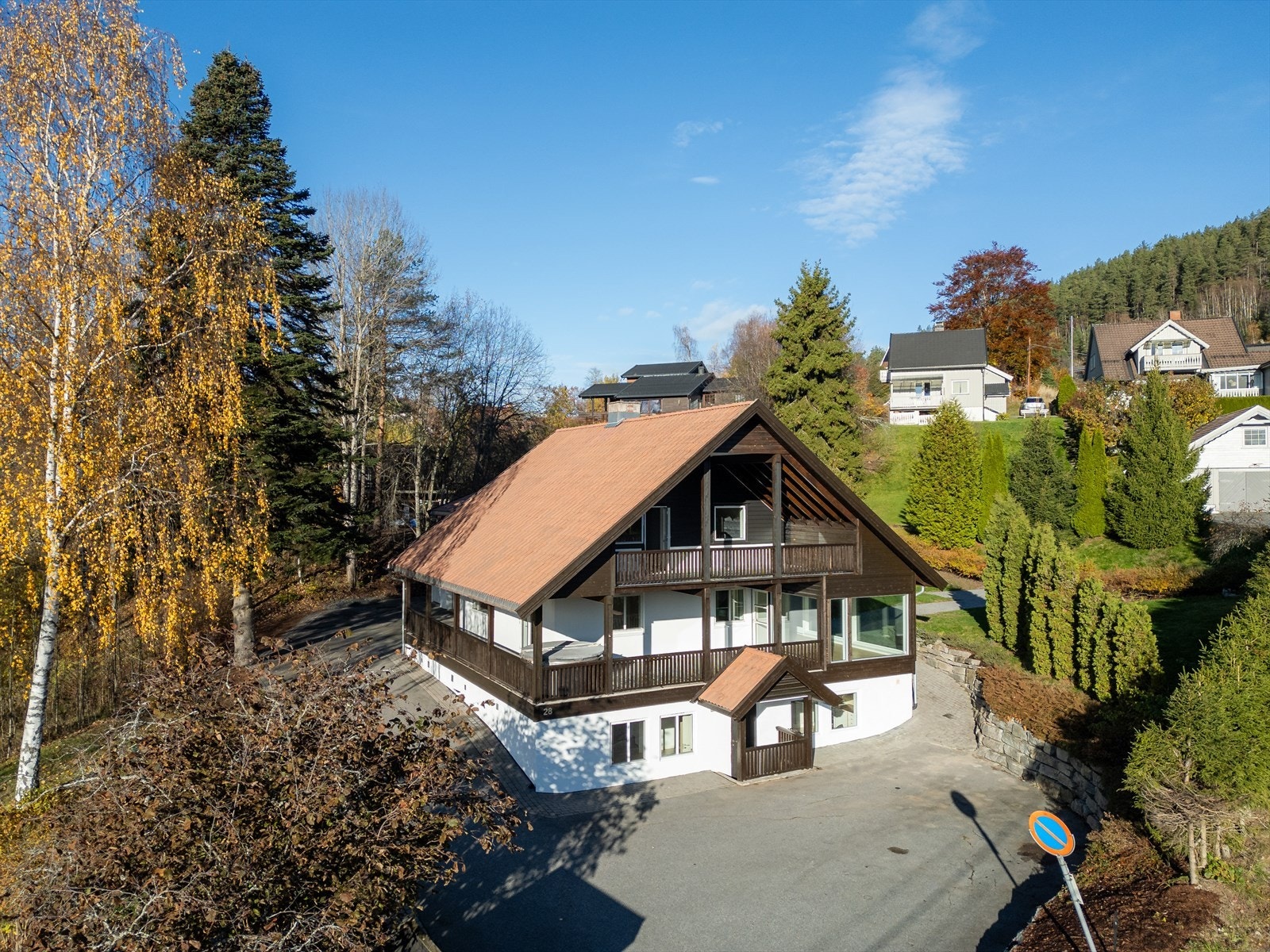 Innholdsrik familiebolig med 3 utleiedeler beliggende på Sætre med umiddelbar nærhet til campus Notodden, som er en del av Universitetet i Sørøst Norge. Galleribilde