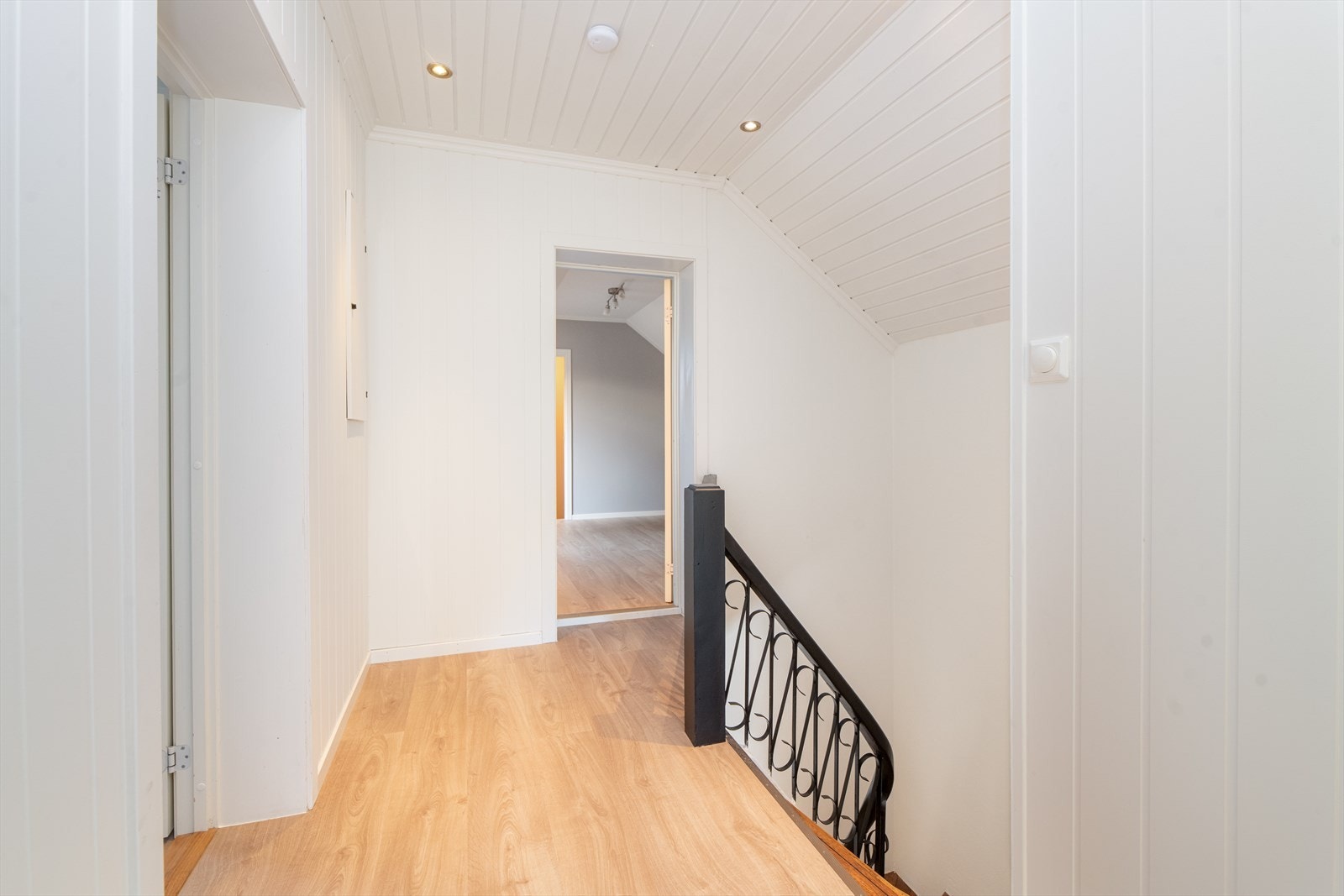 Trappegang i 2. etasje med lysmalte overflater og down-light belysning i tak. Sikringsskap med automatsikringer er plassert her.
Det er adkomst til loft via loftstrapp i gangen. Galleribilde