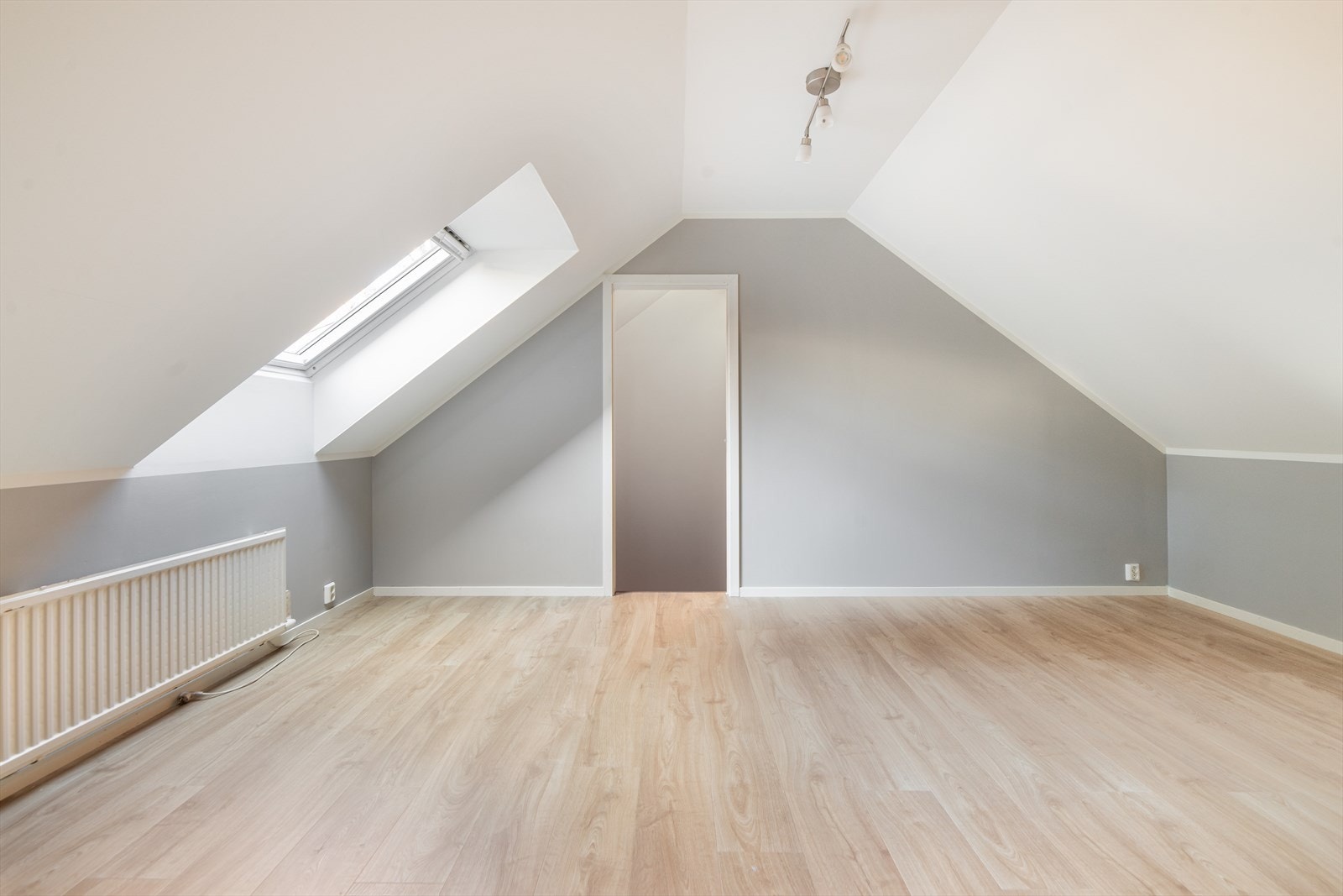 Det er tilsammen 4 soverom i loftetasjen, hvor hovedsoverommet har takvindu for gode lysforhold. Galleribilde