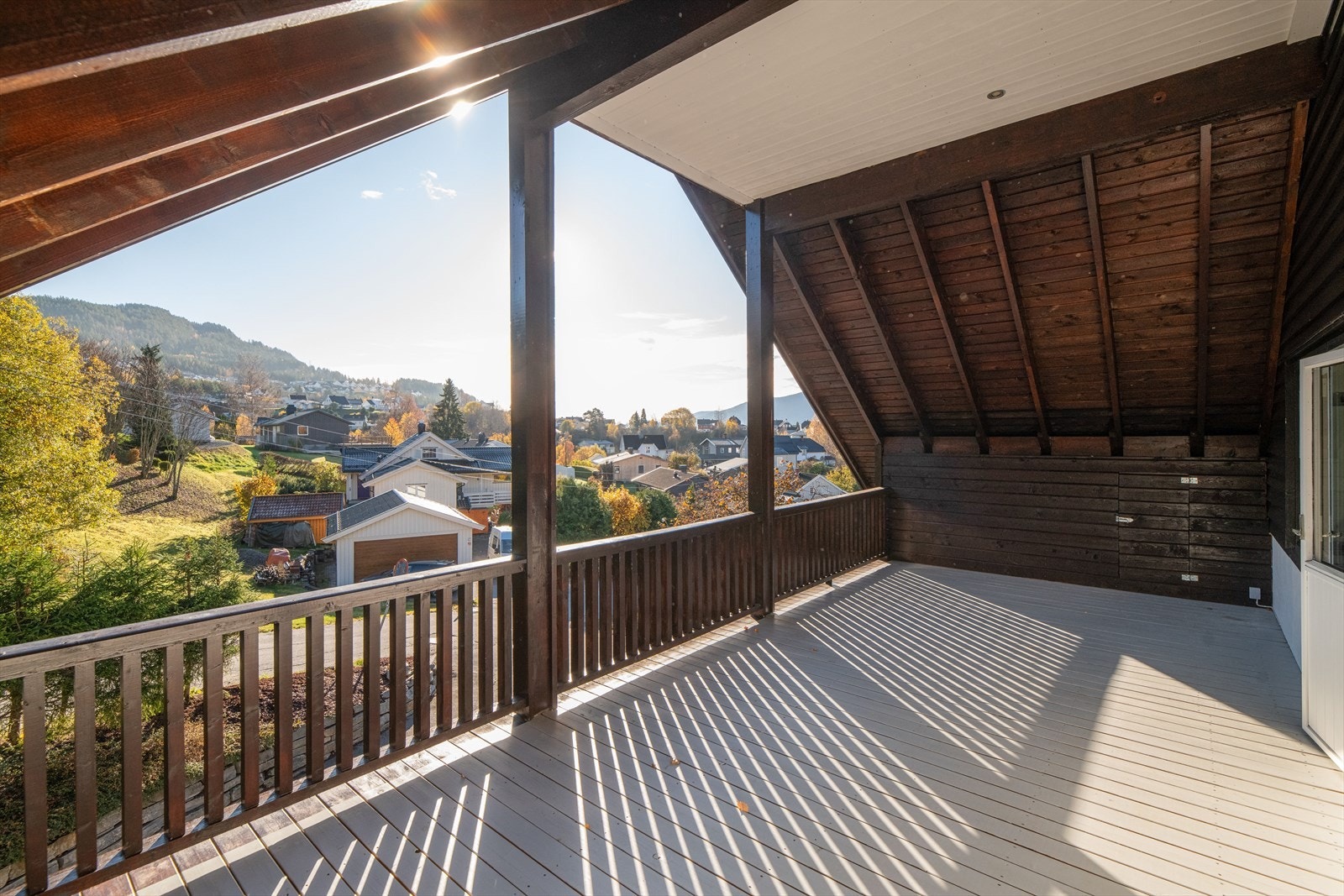 Balkongen har god plass til møblering, og det er down-light belysning i tak. Galleribilde