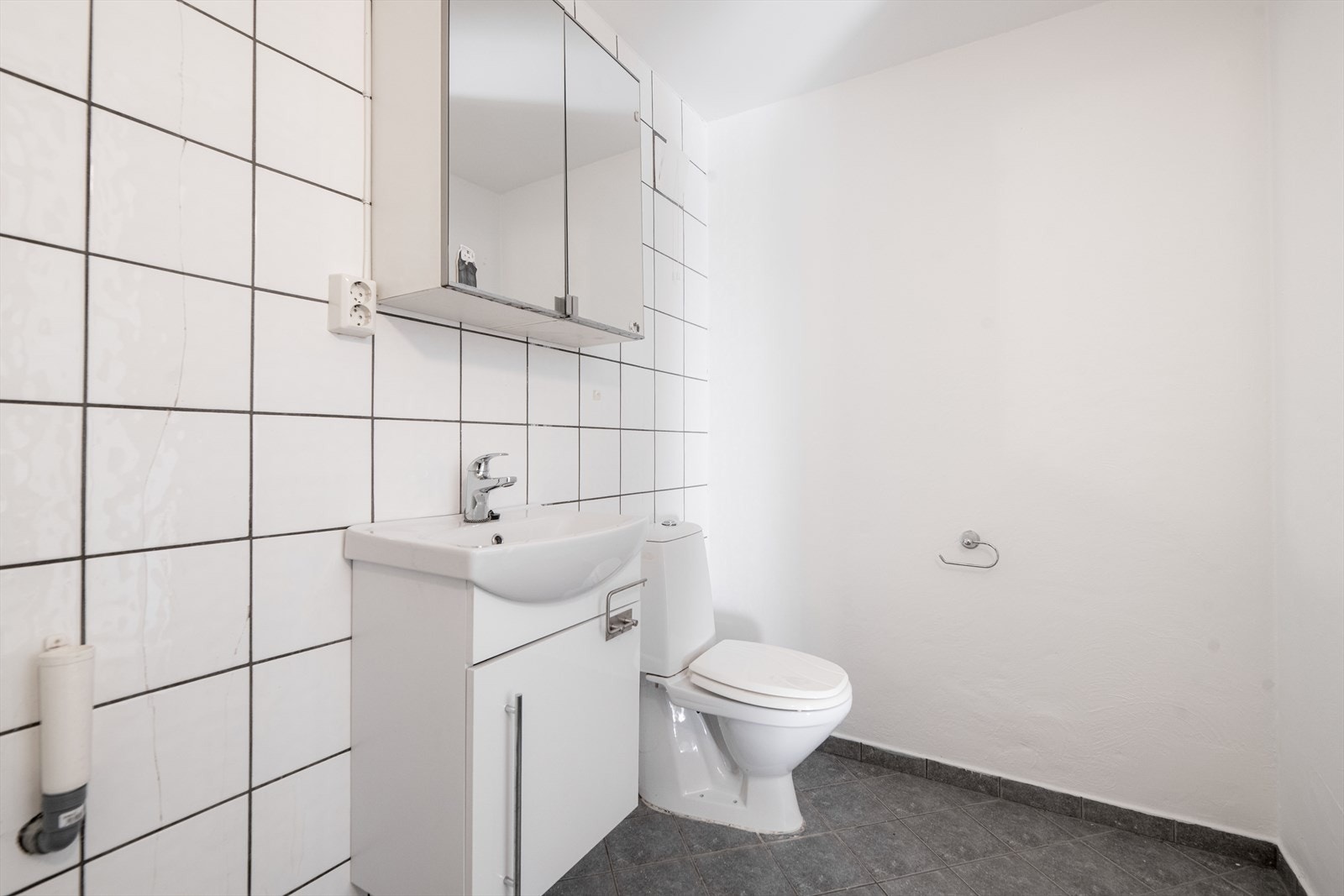 Badet i u0101 er helfliset med varmekabler i gulvet. Badet fra 2007 er innredet med servantskap, speilskap, dusjkabinett og toalett. Galleribilde