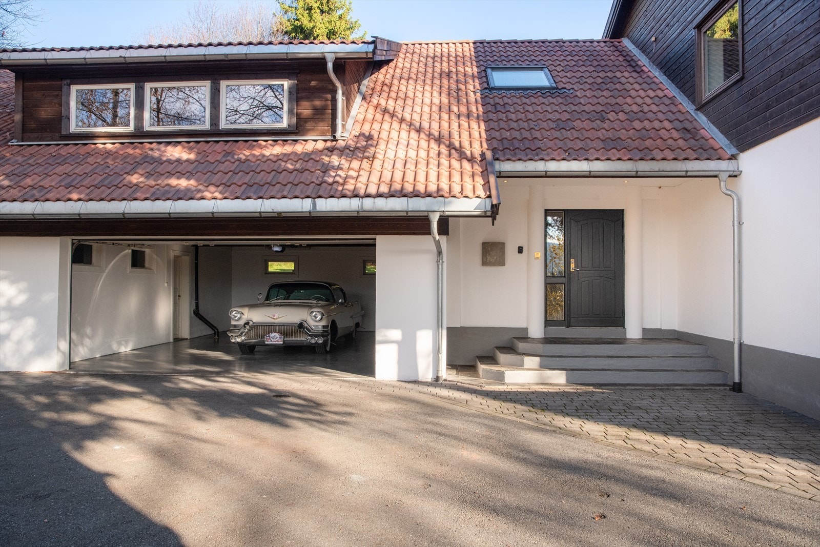 Boligen er bygget ut i perioden 2006/09 med to kjellerleiligheter, nytt tak, overbygde terrasser og trippelgarasje med leilighet over. Tiltaket er byggesøkt hos kommunen, men det er ikke utstedt brukstillatelse eller ferdigattest for tiltaket. Galleribilde