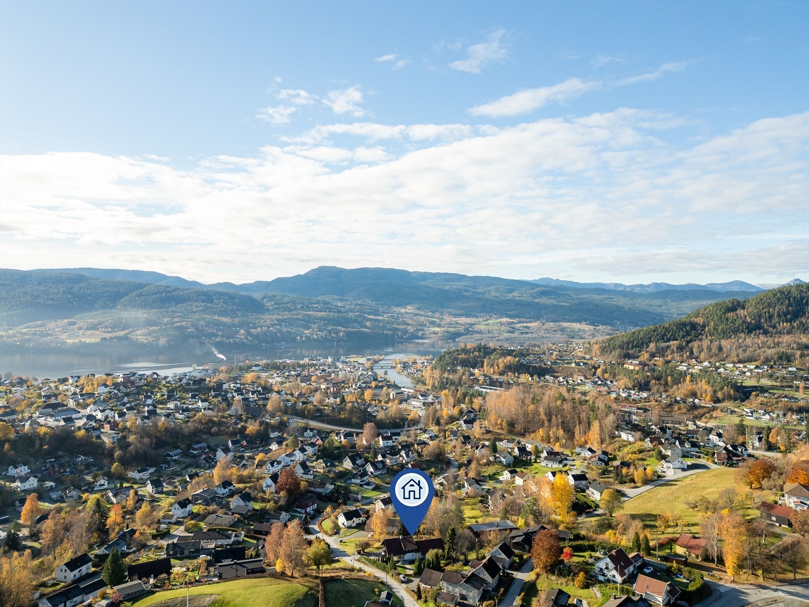 Nærområdet har flere flotte turområder med for eksempel Tinnemyra med universelt utformet sti rundt vannet, sittebenker og badeplass. Området nås med bil på ca. 5 minutter. Galleribilde