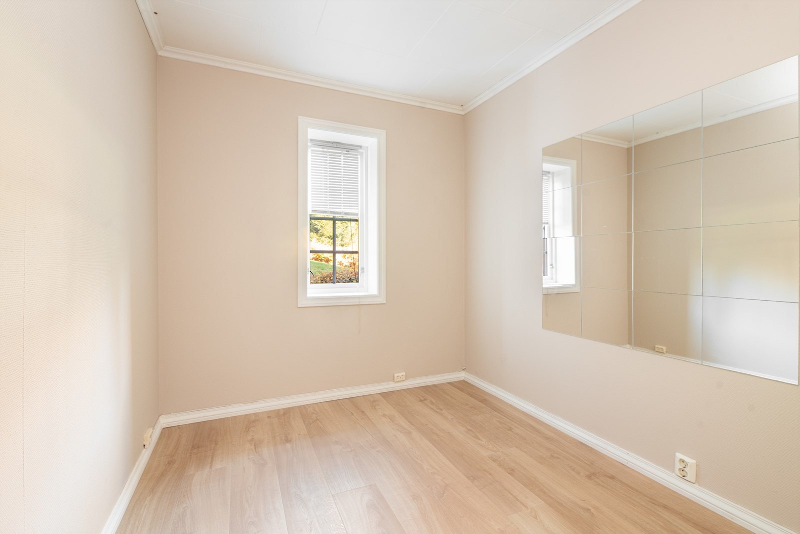 Et av hovedboligens tilsammen 5 soverom ligger i 1. etasje. Soverommet har lyse overflater og ny, moderne laminat på gulvet. Galleribilde