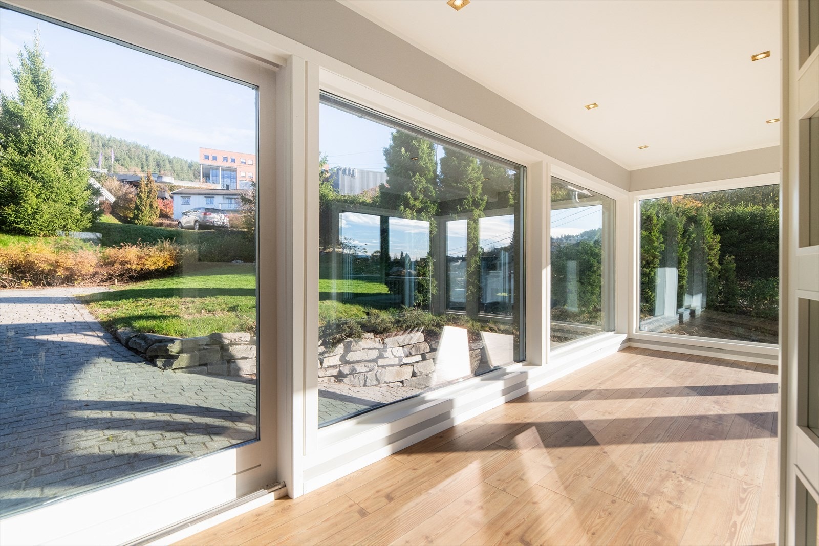 Fra stua er det utgang til den flotte, usjenerte hagen, som er opparbeidet med belegningsstein og plenarealer. Galleribilde